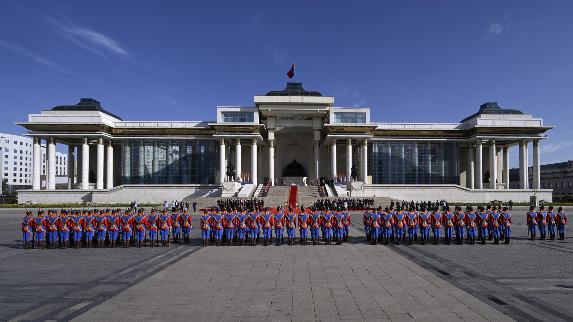 An honor guard stands in front of the State Palace during a welcome ceremony for Pope Francis in Sukhbaatar Square in Ulaanbaatar, Mongolia, 02 September 2023. EFE-EPA/CIRO FUSCO

