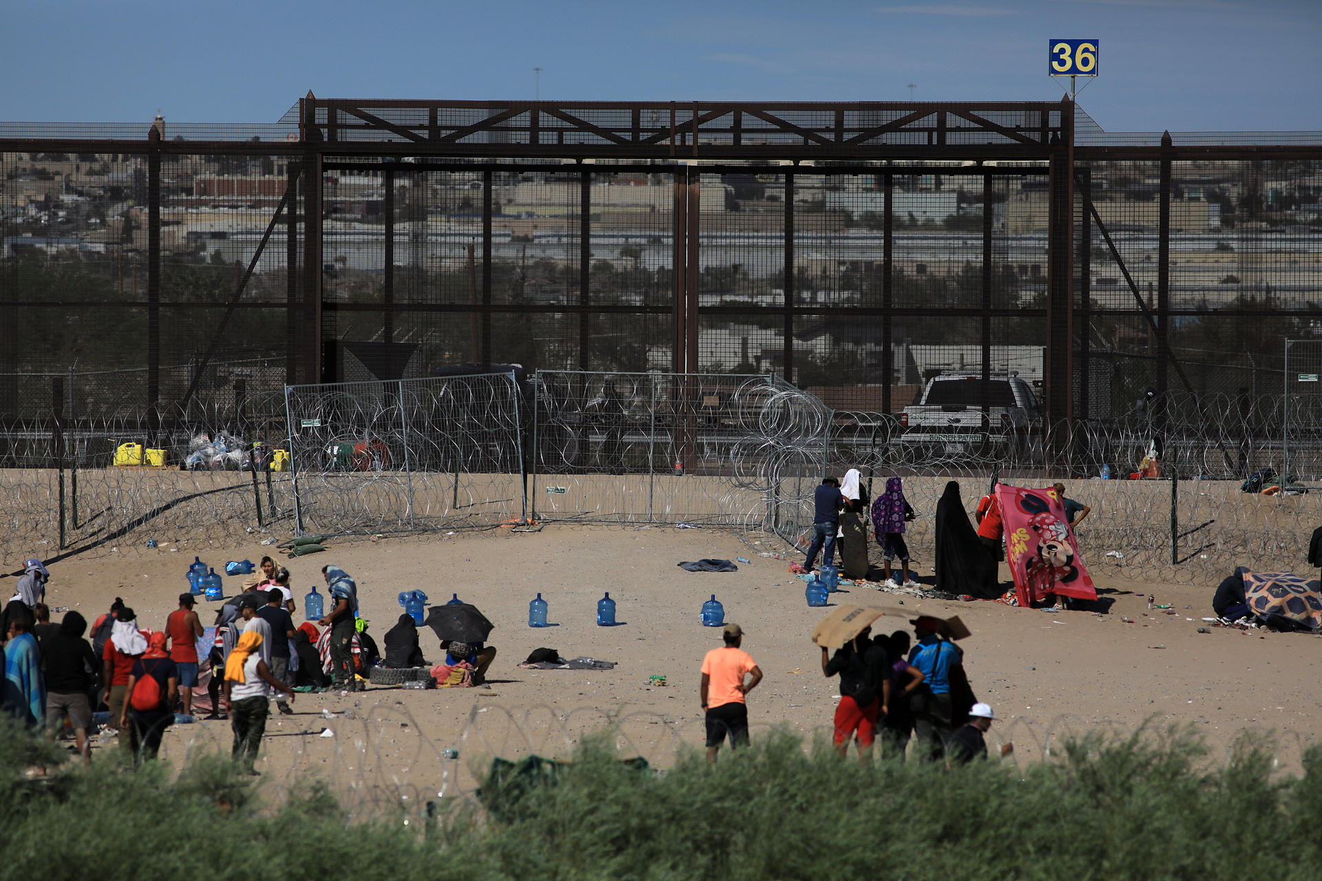 Migrants who aspiring to reach the US rest near the border in Ciudad Juarez, Mexico, 16 September 2023 (issued 23 September 2023). EFE/ Luis Torres
