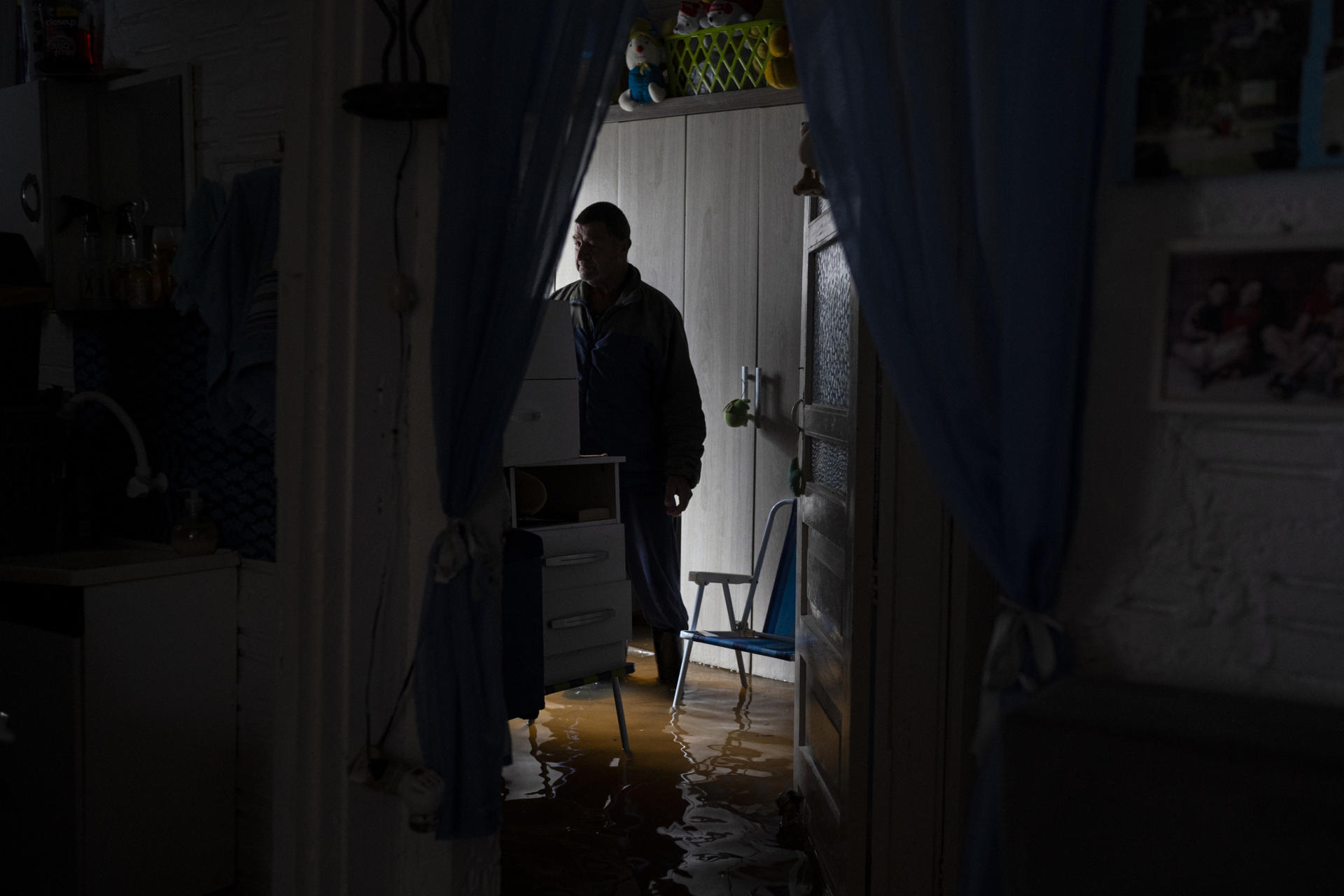 A man looks at the damage to his home after the overflow of Lake Guaiba, given the heavy rains in Porto Alegre, Rio Grande do Sul, Brazil, 27 September 2023. The rains in the south of Brazil do not let up and after the tragedy they caused at the beginning of the month amid the passage of an extratropical cyclone. The authorities' alarms were raised again this Wednesday, due to the overflow of a lake located in the heart of the metropolitan area of Porto Alegre. According to Civil Defense data, the level of Lake Guaiba exceeded the limit by 17 centimeters and overflows have already been registered in some areas of the capital of Rio Grande do Sul. EFE/ Daniel Marenco
