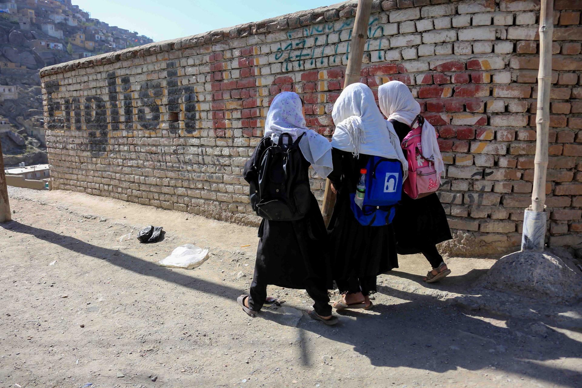 Un grupo de jóvenes estudiantes abandonan la escuela en Kabul, Afganistan. EFE/STR