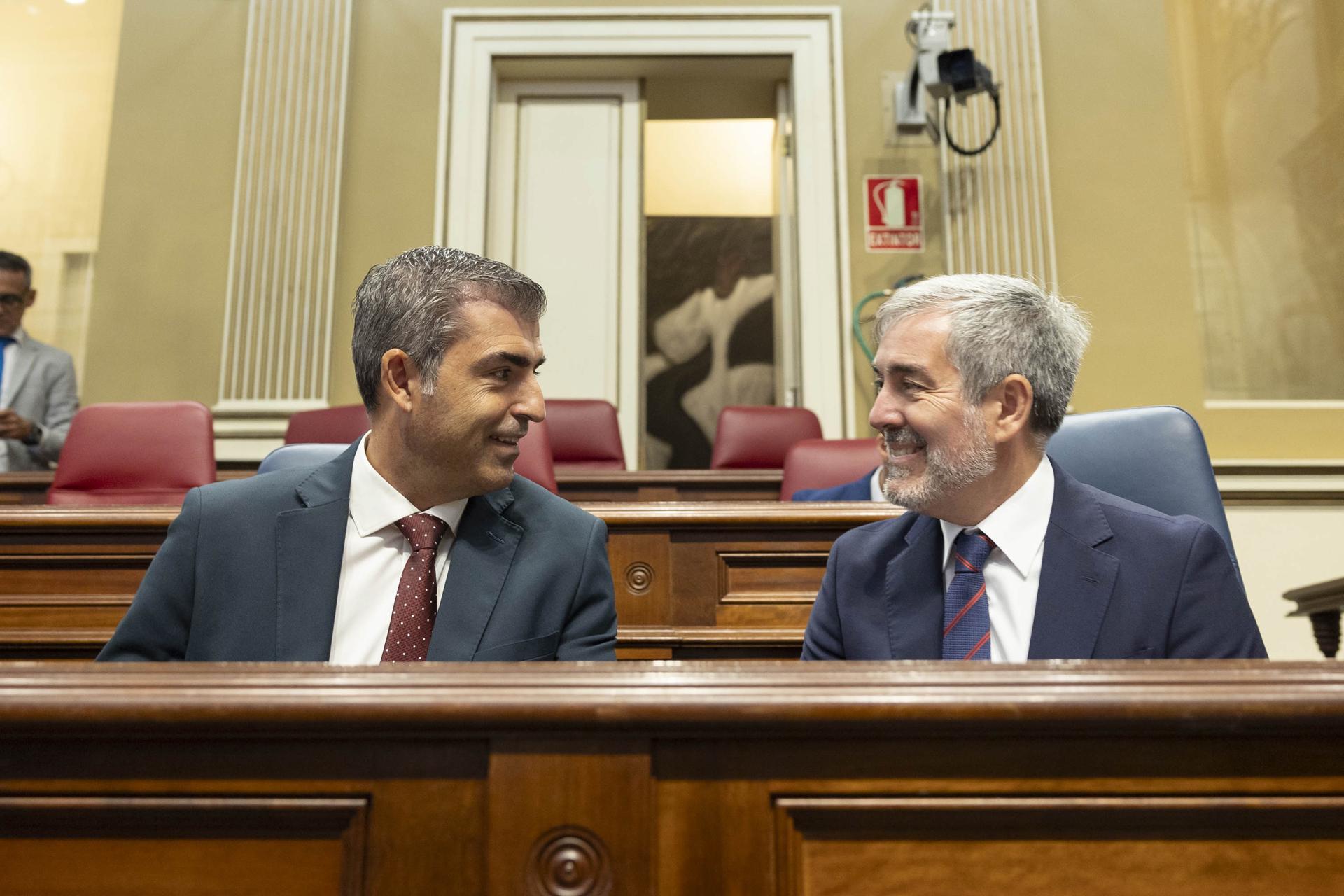 El presidente de Canarias, Fernando Clavijo (i), conversa con el vicepresidente, Manuel Domínguez (d), durante la celebración Pleno del Parlamento de Canarias en la mañana de hoy martes. EFE/Miguel Barreto