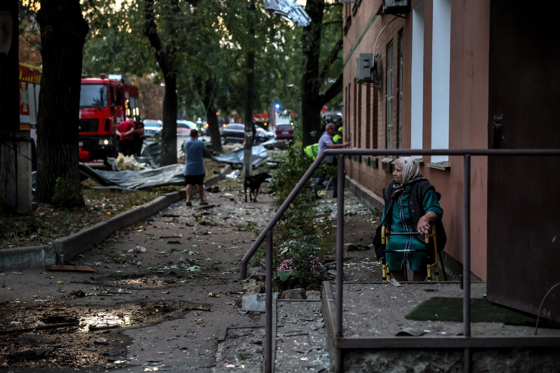 Local residents look on near the site of a missile strike on a residential area, in Kyiv, Ukraine, 21 September 2023. EFE-EPA/OLEG PETRASYUK 28899
