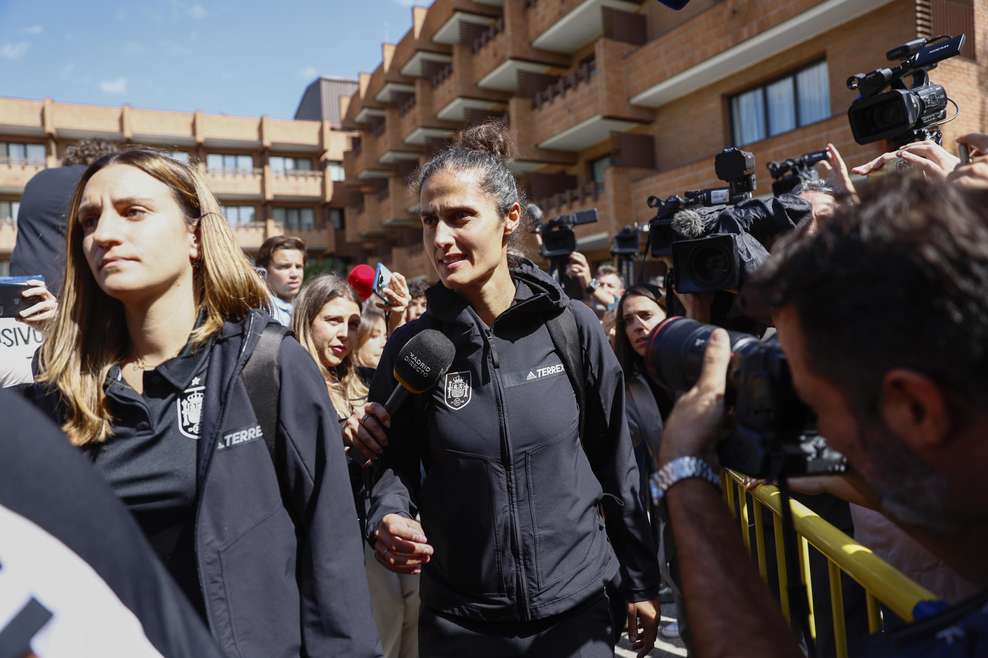 La seleccionadora femenina, Montse Tomé, y las jugadoras que han acudido al Hotel La Alameda se dirigen al autobús para poner rumbo a Valencia, este martes en Madrid. EFE/ Rodrigo Jiménez
