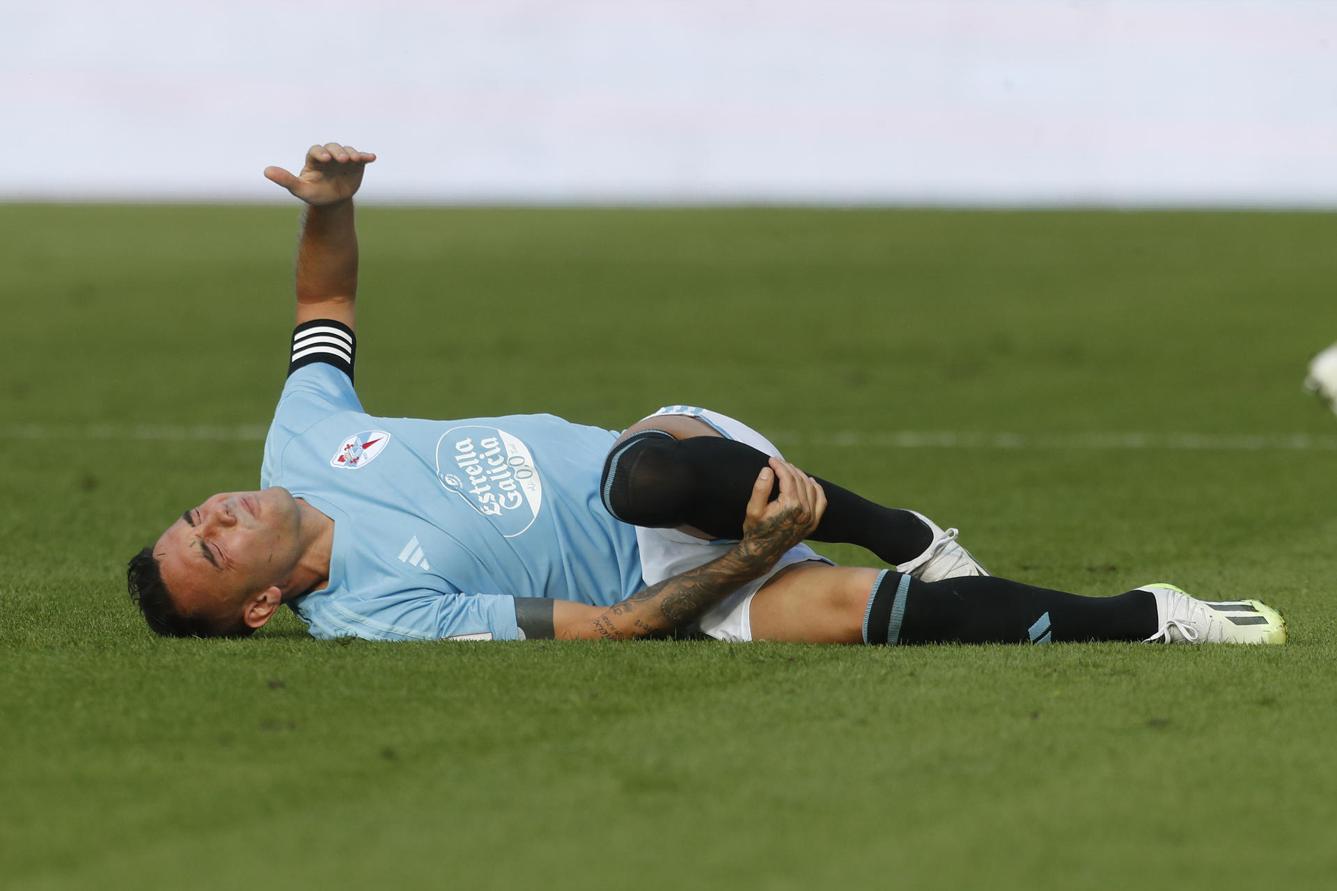 El delantero del Celta, Iago Aspas, se duele en el terreno de juego durante el encuentro correspondiente a la quinta jornada de primera división que han disputado en el estadio de Balaidos, en Vigo. EFE / Salvador Sas.