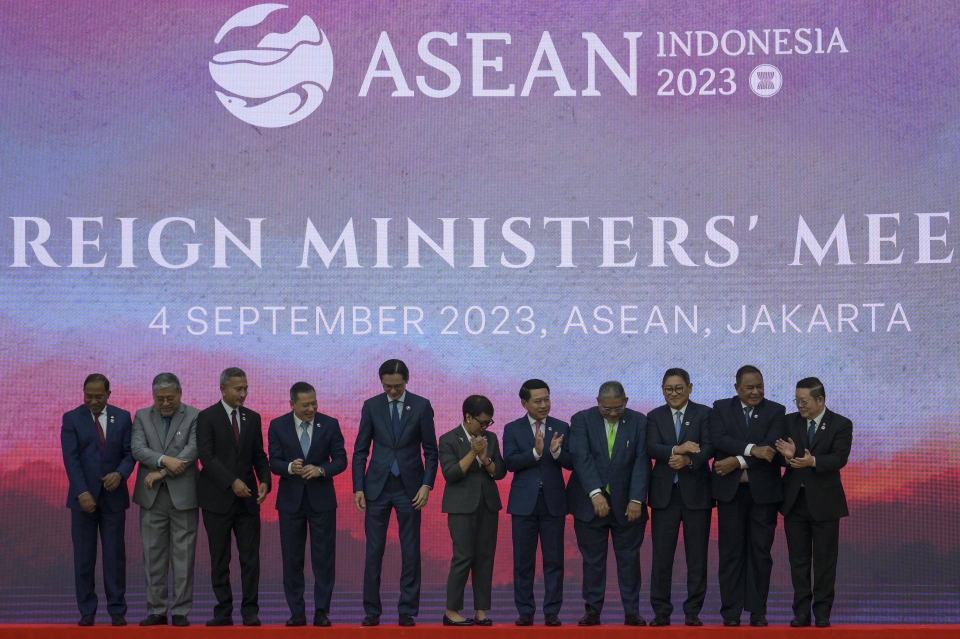 (L-R) Malaysia's Foreign Minister Zambry Abd Kadir, Philippines' Foreign Minister Enrique A Manalo, Singapore's Foreign Minister Vivian Balakrishnan, Thailand's Permanen Secretary of the ministry of foreign affairs Sarun Charoensuwan, Vietnam's Deputy Foreign Minister Do Hung Viet, Indonesia's Foreign Minister Retno Marsudi, Laos' Foreign Minister Saleumxay Kommasith, Brunei's Foreign Minister Erywan Pehin Yusof, Cambodia's Foreign Minister Sok Chenda Sophea, East Timor's Foreign Minister Bendito dos Santos Freitas, and ASEAN Secretary General Kao Kim Hourn, pose during the family photo session of the Association of Southeast Asian Nations (ASEAN) Foreign Ministers'Äô Meeting ahead of the ASEAN Summit, at the ASEAN Secretariat in Jakarta, Indonesia, 04 September 2023. EFE/EPA/BAY ISMOYO / POOL
