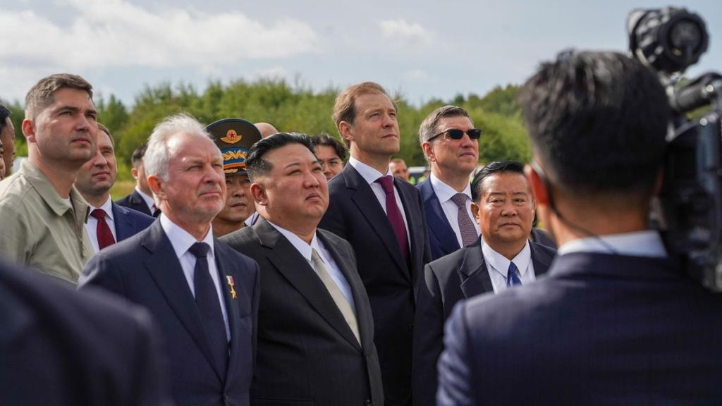 El ministro de Defensa ruso muestra a Kim aviones estratégicos y misiles hipersónicos Kinzhal