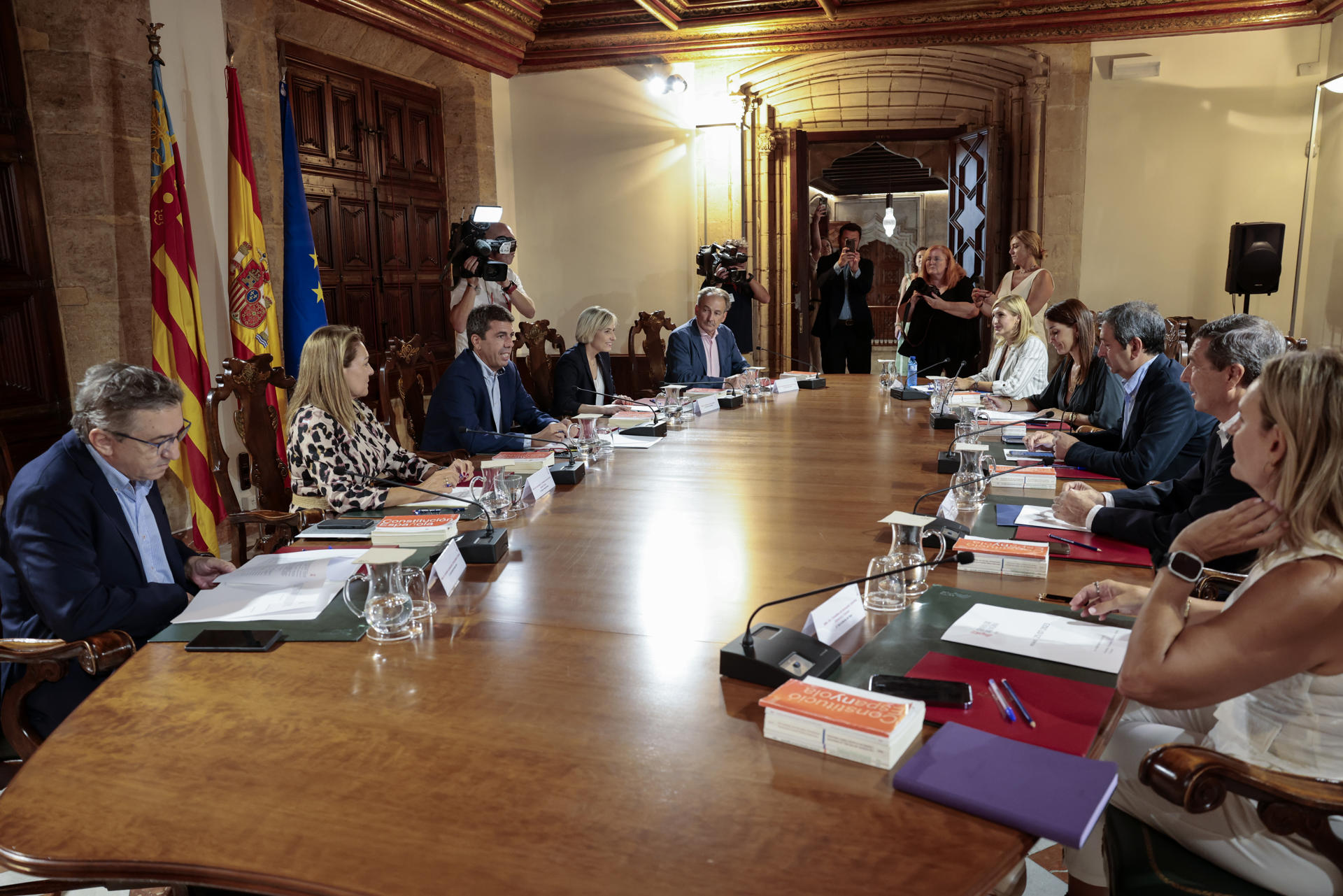 Imagen de archivo de un pleno del Consell presidido por el president de la Generalitat, Carlos Mazón (3º i). EFE/Ana Escobar