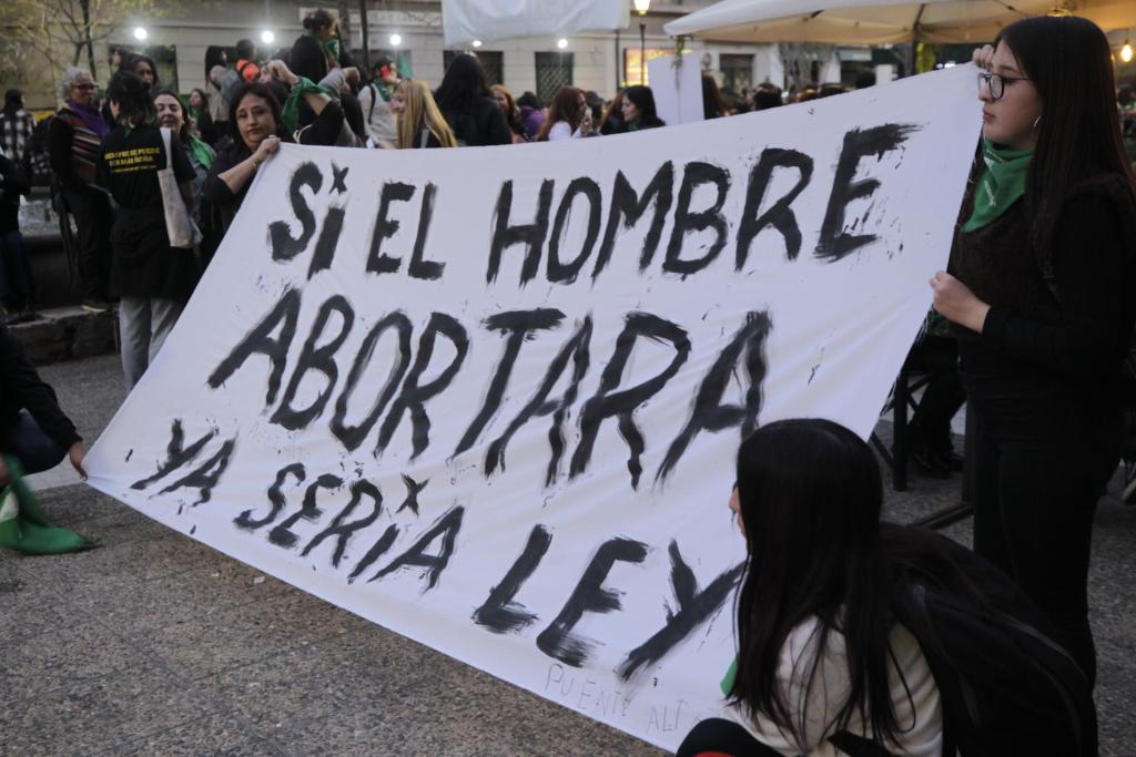 Mujeres se manifiestan durante el Día por la Despenalización y Legalización del Aborto, en Santiago (Chile). EFE/ Javier Martín