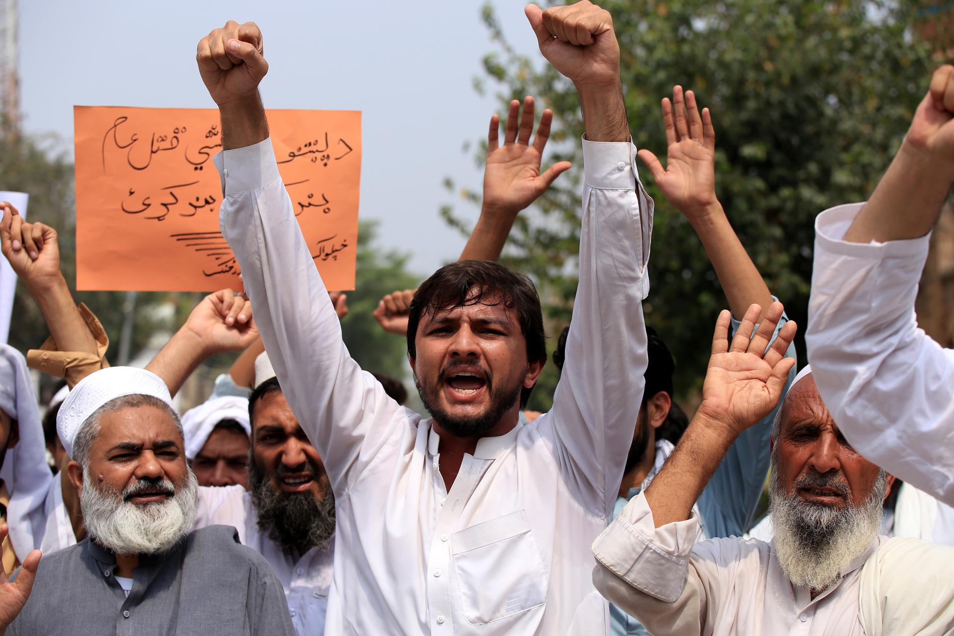 Ethnic Pashtuns shout slogans during a protest to demand reopening the Toorkham border with Afghanistan, in Peshawar, Pakistan, 13 September 2023. EFE-EPA/BILAWAL ARBAB
