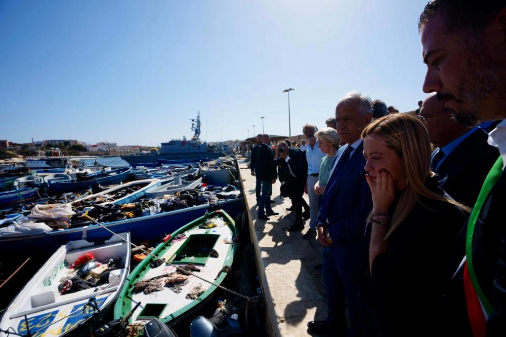 Imagen facilitada por la oficina de prensa del Gobierno italiano de la visita a Lampedusa de  la primera ministra italiana, Giorgia Meloni, y la presidenta de la Comisión de la UE, Ursula von der Leyen, el pasado mes de septiembre. 