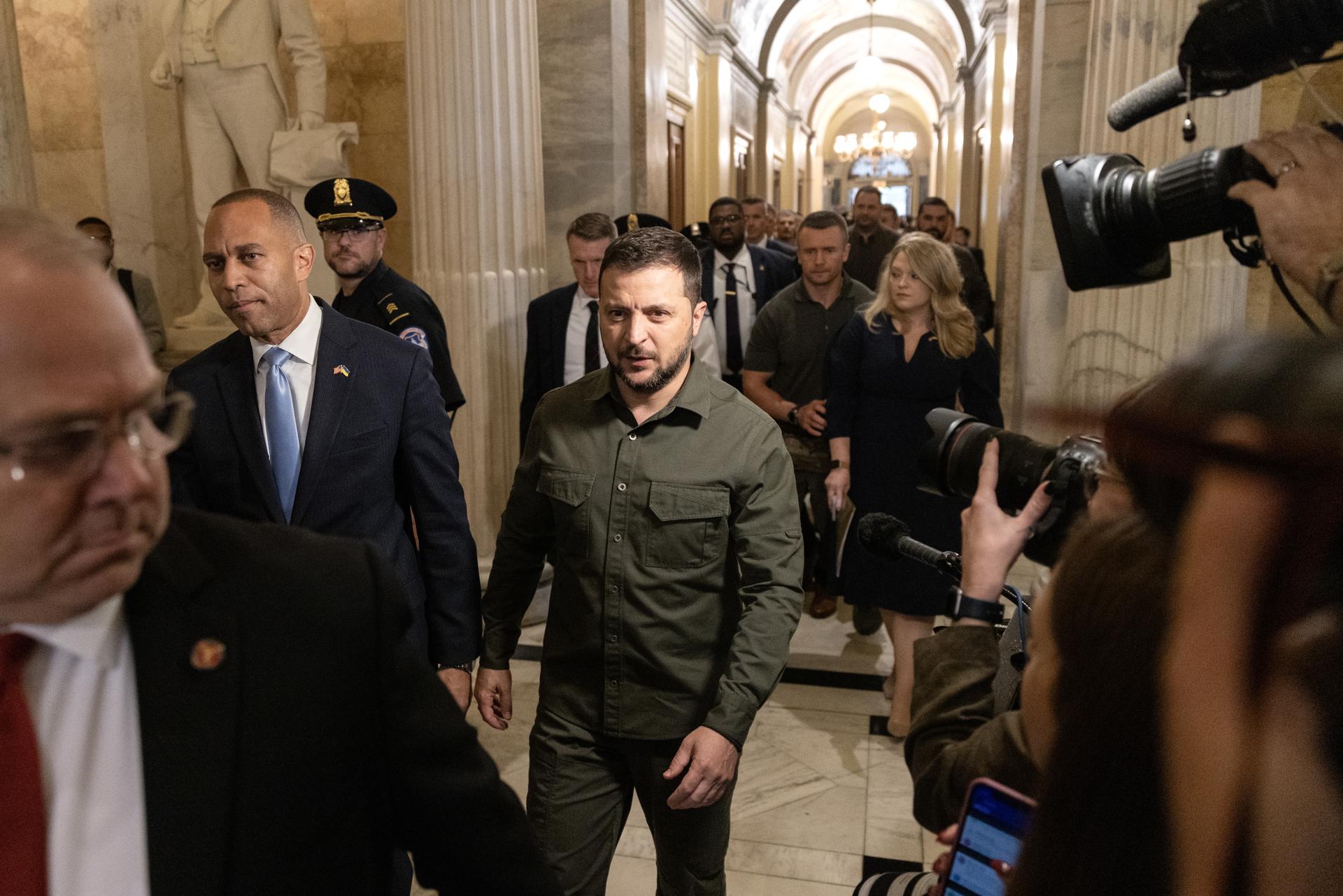 Washington (United States), 21/09/2023.- Ukrainian President Volodymyr Zelensky (C) walks with US House Minority Leader Hakeem Jeffries (L) as he arrives to meet with leaders of the US Congress on Capitol Hill in Washington, DC, USA, 21 September 2023. (Ucrania) EFE/EPA/MICHAEL REYNOLDS
