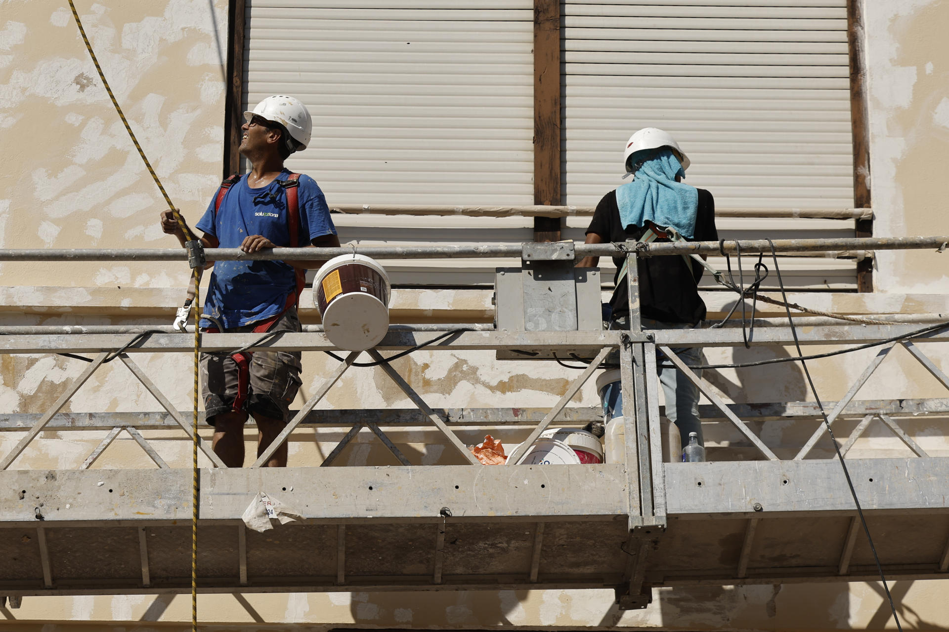 Dos trabajadores en un andamio en una obra. EFE/Biel Aliño/Archivo