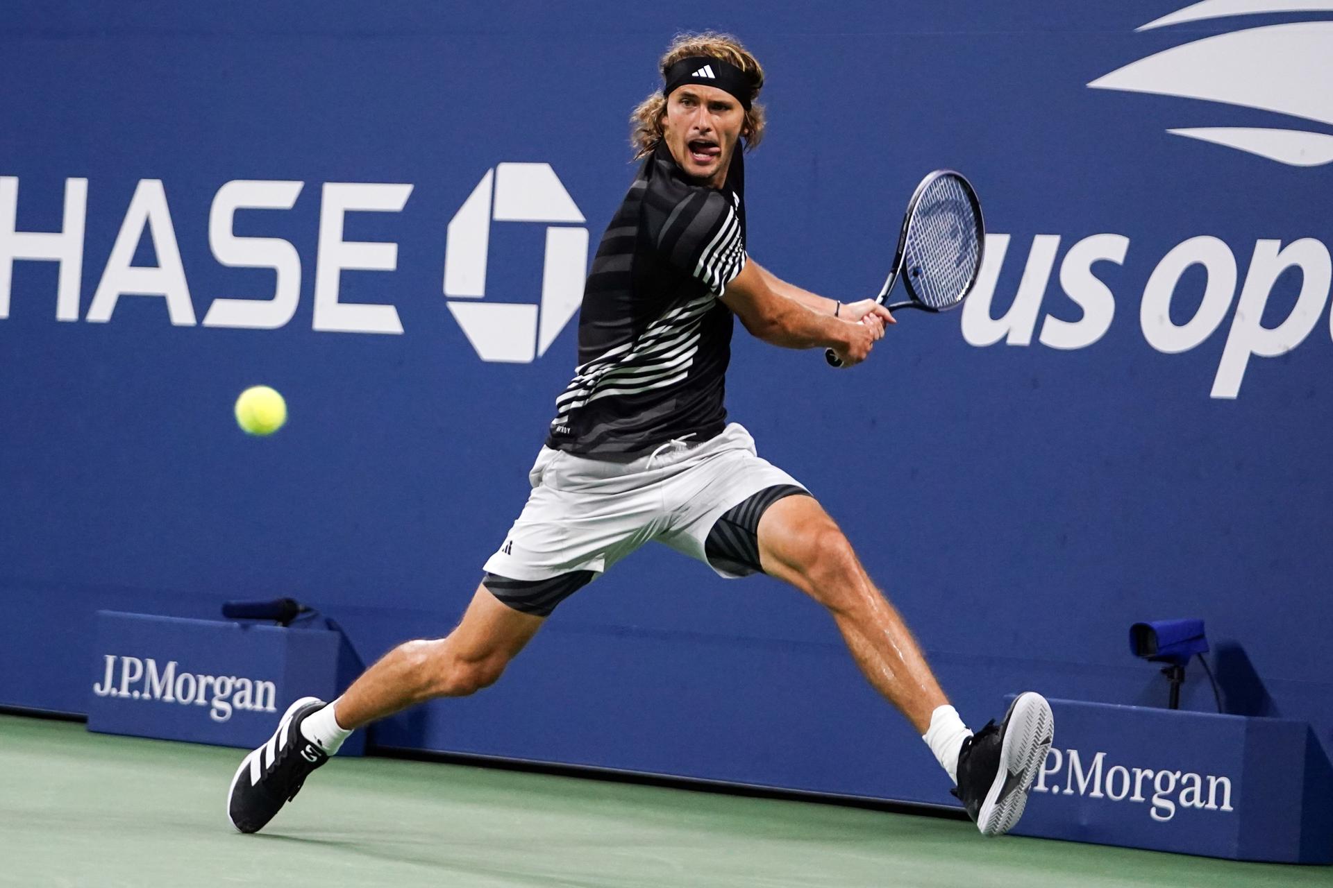 Alexander Zverev of Germany returns to Grigor Dimitrov of Bulgaria during their third round match at the US Open Tennis Championships at the USTA National Tennis Center in Flushing Meadows, New York, US, 02 September 2023. EFE-EPA/WILL OLIVER
