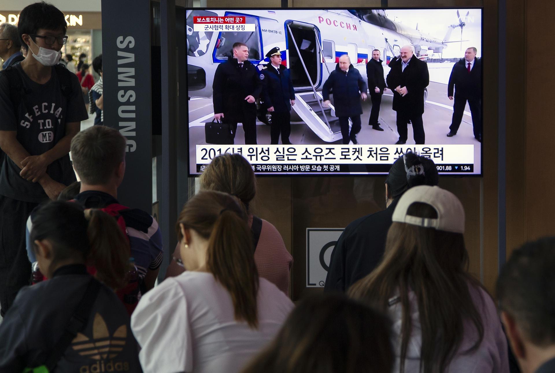 Varias personas siguen por televisión en Seúl la llegada del presidente ruso, Vladimir Putin, a la reunión con el líder norcoreano, Kim Jong-un
