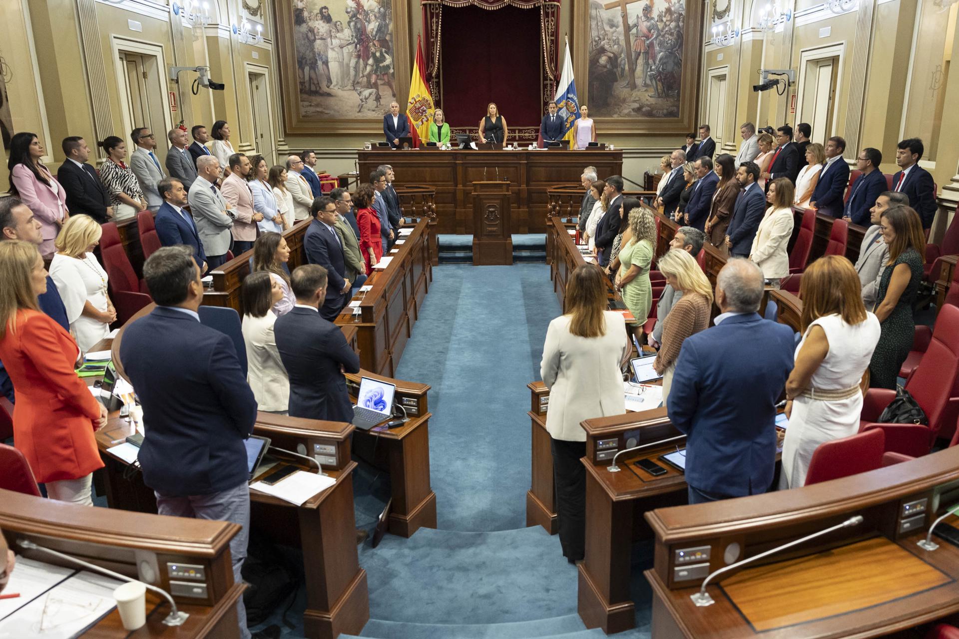 Imagen del pleno del Parlamento de Canarias, tomada este martes al comienzo del pleno, mientras se guardaba un minuto de silencio por las víctimas del terremoto en Marruecos. EFE/Miguel Barreto