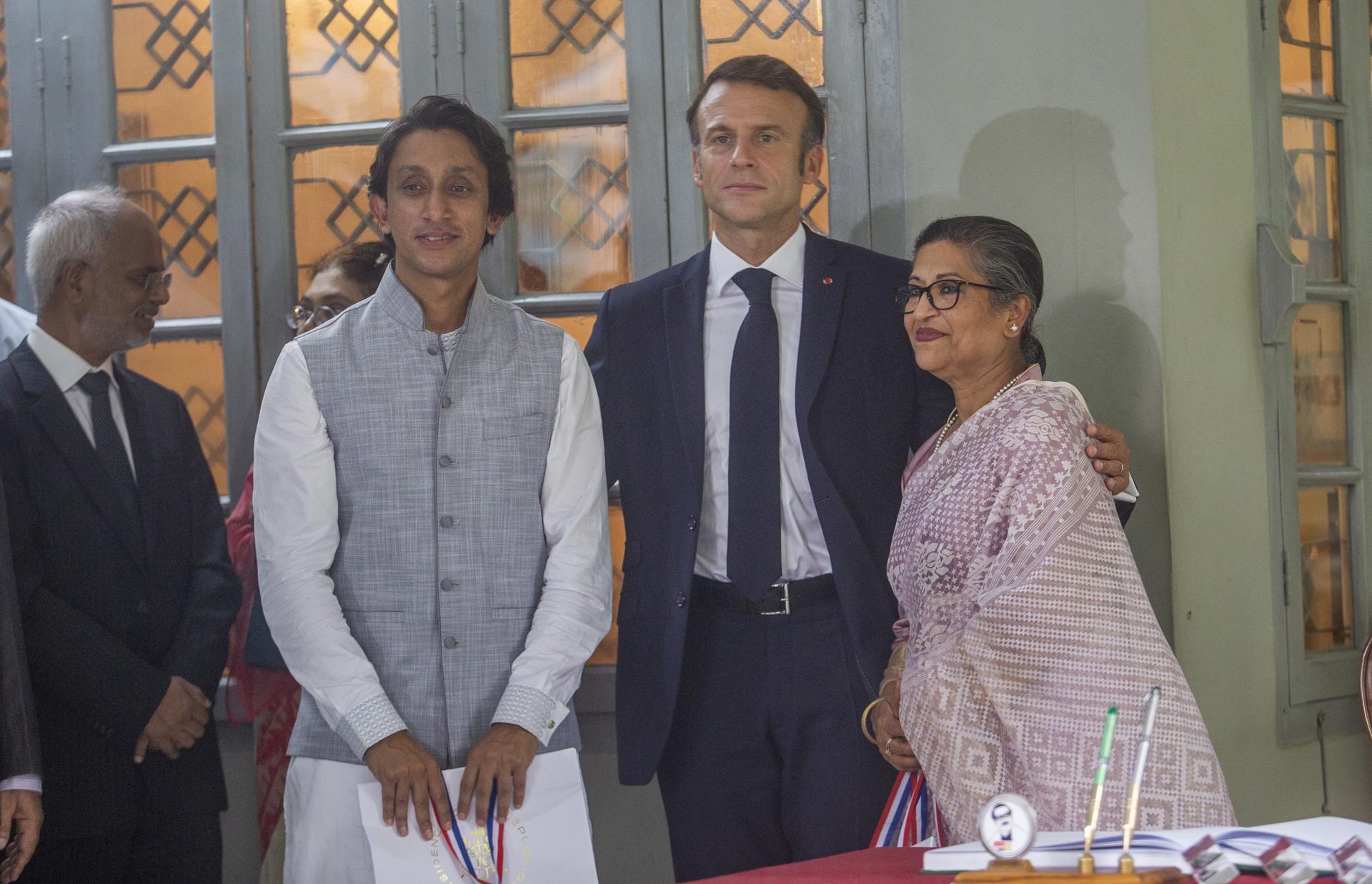France President Emmanuel Macron poses for pictures with Sheikh Mujibur Rahman family members as he visits the Father of the Nation Bangabandhu Sheikh Mujibur Rahman Memorial Museum at Dhanmondi in Dhaka, Bangladesh, 11 September 2023. EFE/EPA/MONIRUL ALAM
