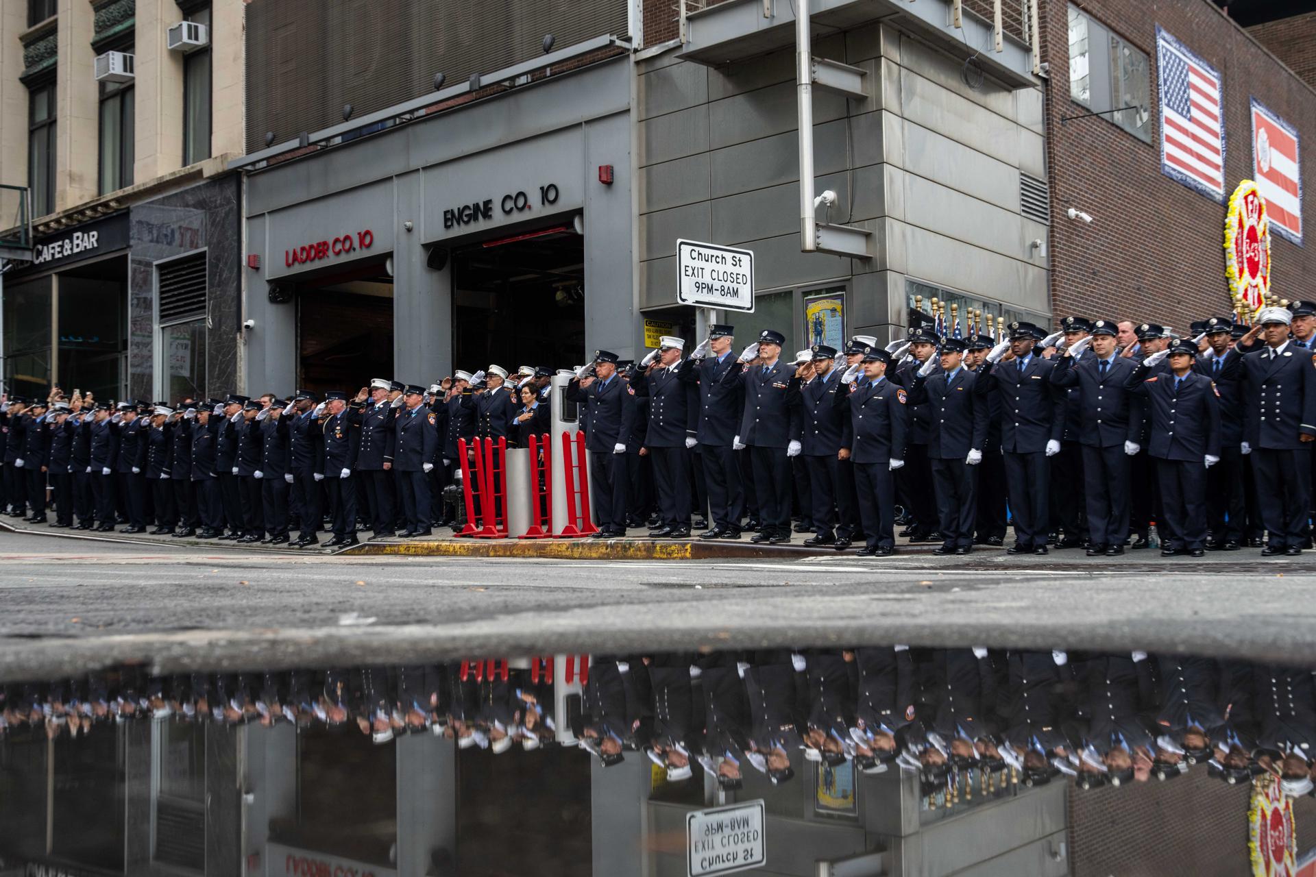 New York (United States), 11/09/2023.- Firefighters stand to attention outside of FDNY Ten House near the National September 11 Memorial during an annual ceremony to commemorate the 22nd anniversary of the September 11, 2001 terrorist attacks in New York, New York, USA, 11 September 2023. (Terrorista, Atentado terrorista, Nueva York) EFE/EPA/ADAM GRAY
