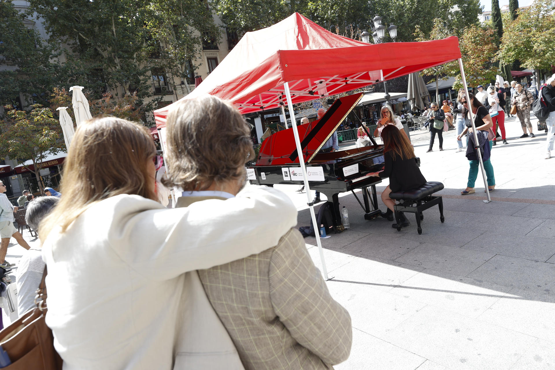 Una pianista toca un piano de cola en la Plaza del Museo Reina Sofía en Madrid este viernes durante la iniciativa Pianos por Madrid. EFE/ Javier Lizón
