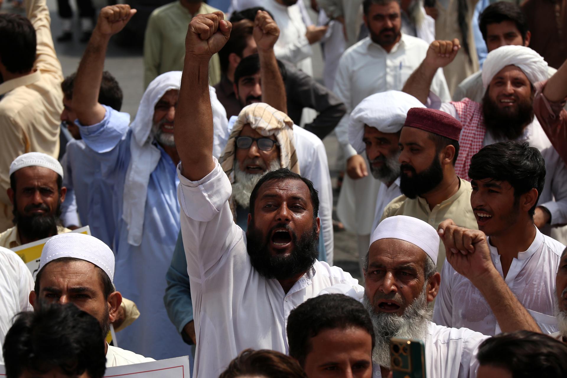 Supporters of Islamic political party Jamaat-e-Islami shout slogans during a shutter down strike to protest against rising electricity bills inflation in Peshawar, Pakistan, 02 September 2023. EFE-EPA/ARSHAD ARBAB
