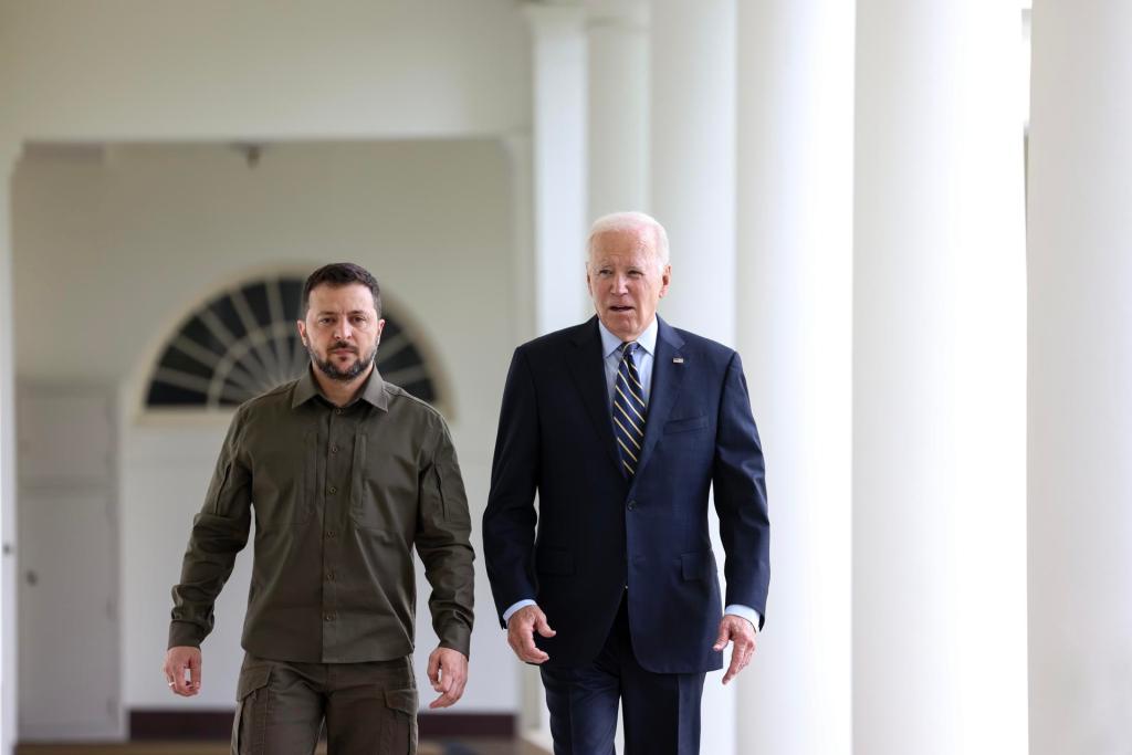 El presidente estadounidense, Joe Biden (d), camina junto a su homólogo de Ucrania, Volodímir Zelenski, hacia el Despacho Oval de la Casa Blanca, este 21 de septiembre de 2023, en Washington. EFE/Julia Nikhinson/Pool
