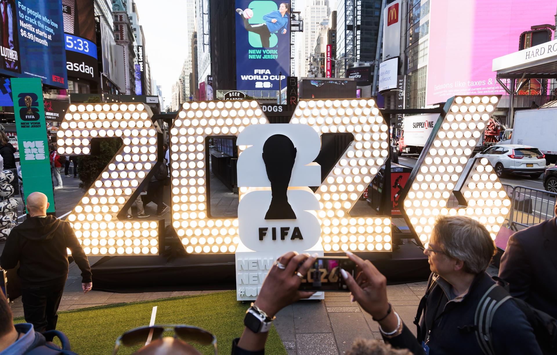 (FILE) Illuminated numbers displayed during an event with New Jersey Governor Phil Murphy and New York Mayor Eric Adams to promote newly unveiled branding and logo for New York and New Jersey hosting games during the 2026 FIFA World Cup tournament in Times Square in New York, New York, USA, 18 May 2023. (Estados Unidos, Nueva York) EFE/EPA/JUSTIN LANE