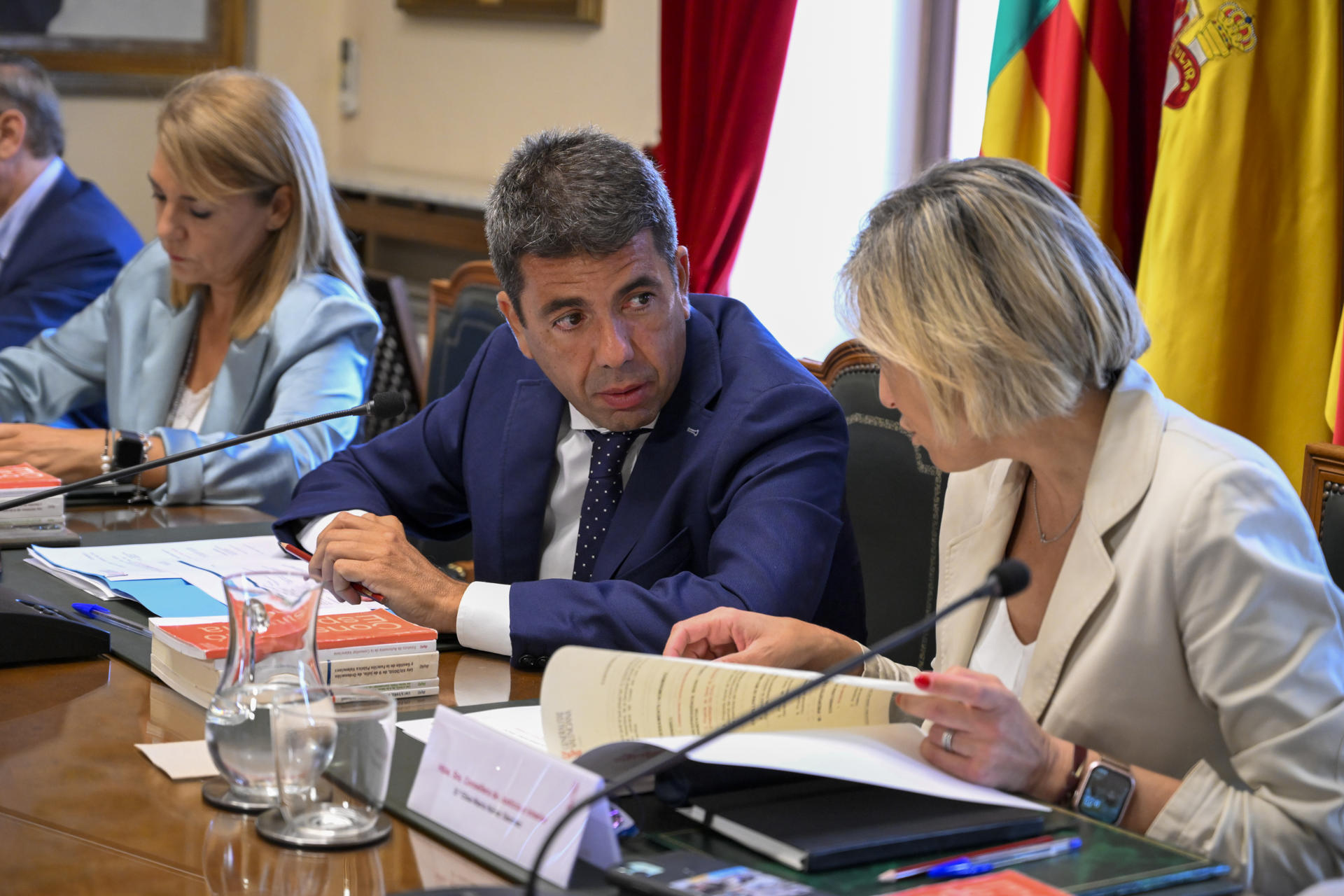 El president de la Generalitat, Carlos Mazón, conversa con la consellera de Justicia e Interior, Elisa Núñez. EFE/Andreu Esteban/Archivo