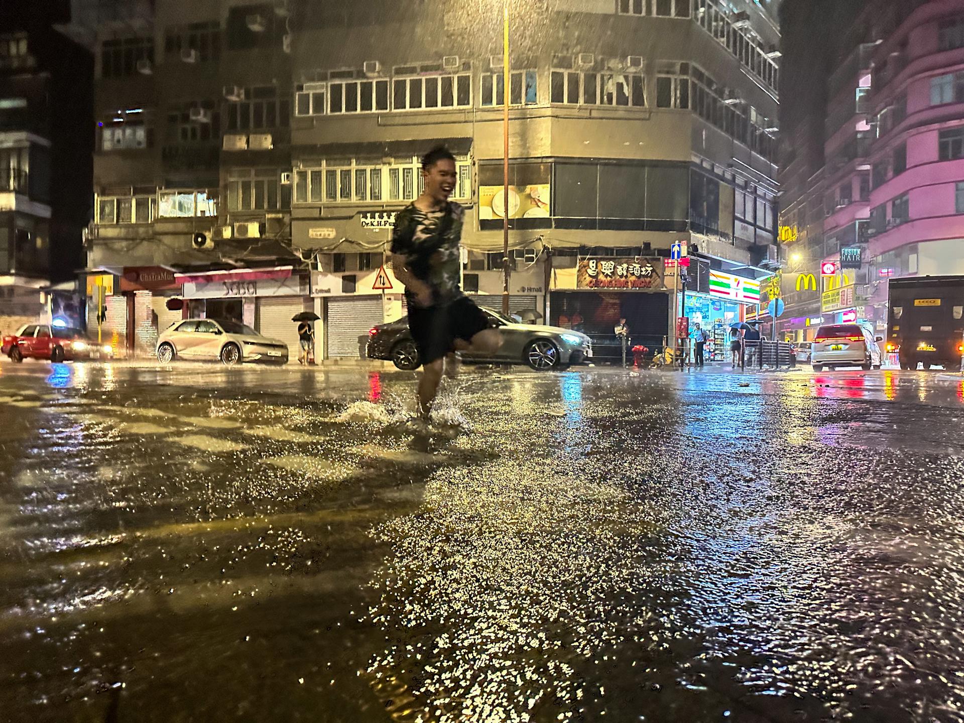A man runs past a flooded street, as continued torrential rains have been hitting the city following a recent typhoon, in Hong Kong, China, 08 September 2023. EFE/EPA/DANIEL CENG

