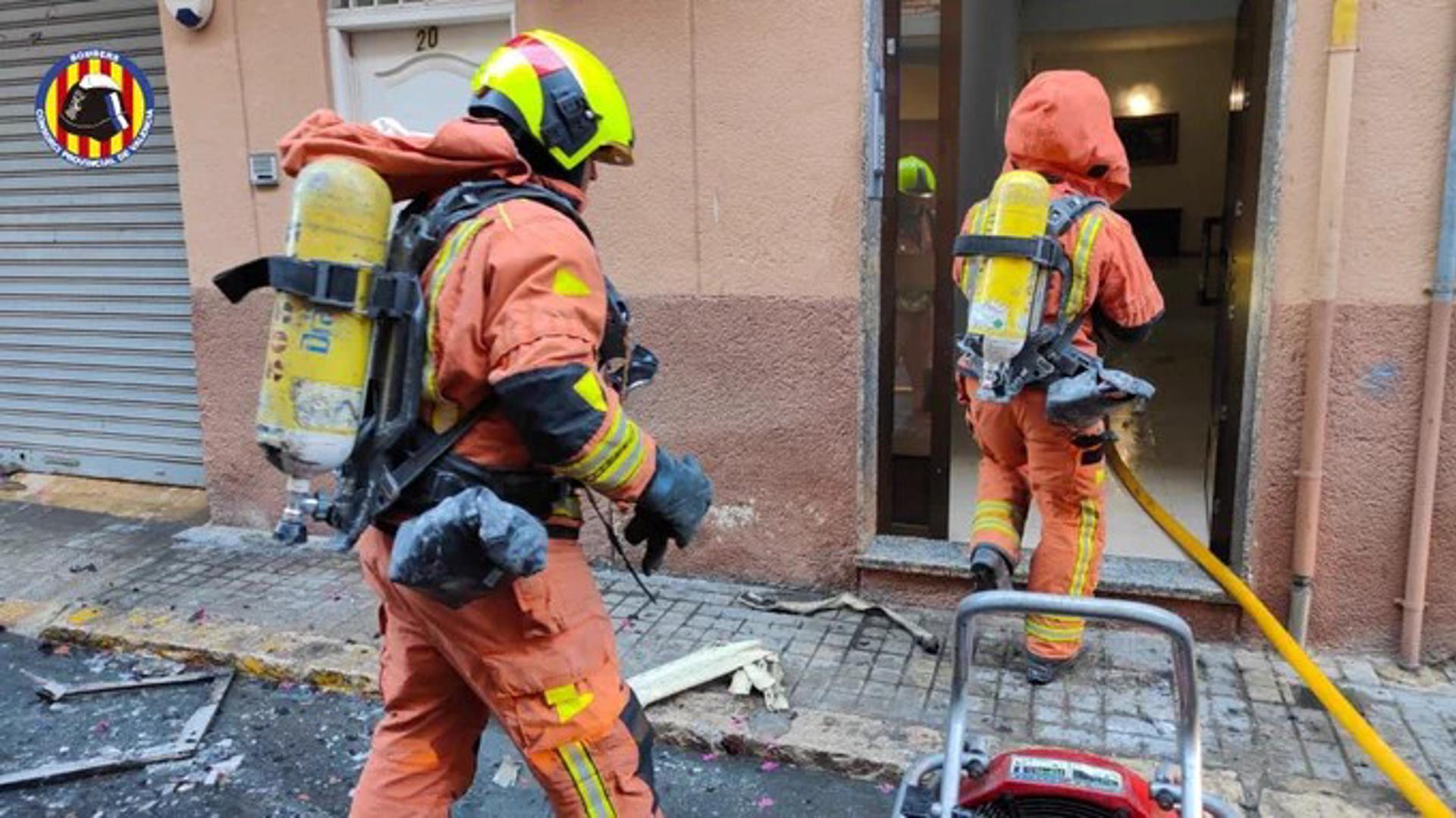 Intervención de los bomberos en el incendio de Alfafar, en una imagen difundida por el Consorcio Provincial de Valencia.