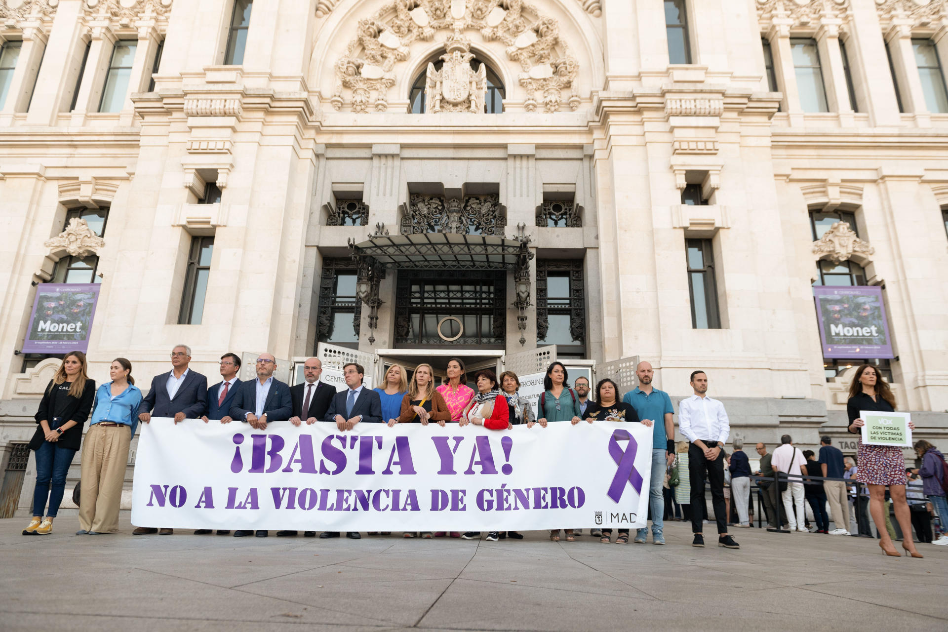 Vista general del minuto de silencio convocado por el Ayuntamiento como muestra de condena por la última víctima de la violencia machista en Madrid, este martes, ante el Consistorio. EFE/ Fernando Villar