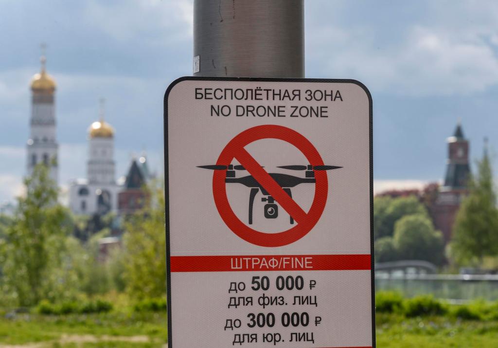  Señal de "Zona prohibida para drones" frente a la Plaza Roja en Moscú