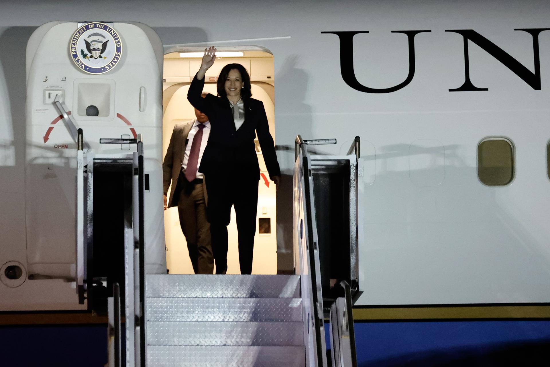 US Vice President Kamala Harris (C) waves upon her arrival to attend the 43rd Association of Southeast Asian Nations (ASEAN) Summit at the Soekarno Hatta International airport, in Tangerang outskirts of Jakarta, Indonesia, 05 September 2023. EFE/EPA/WILLY KURNIAWAN / POOL

