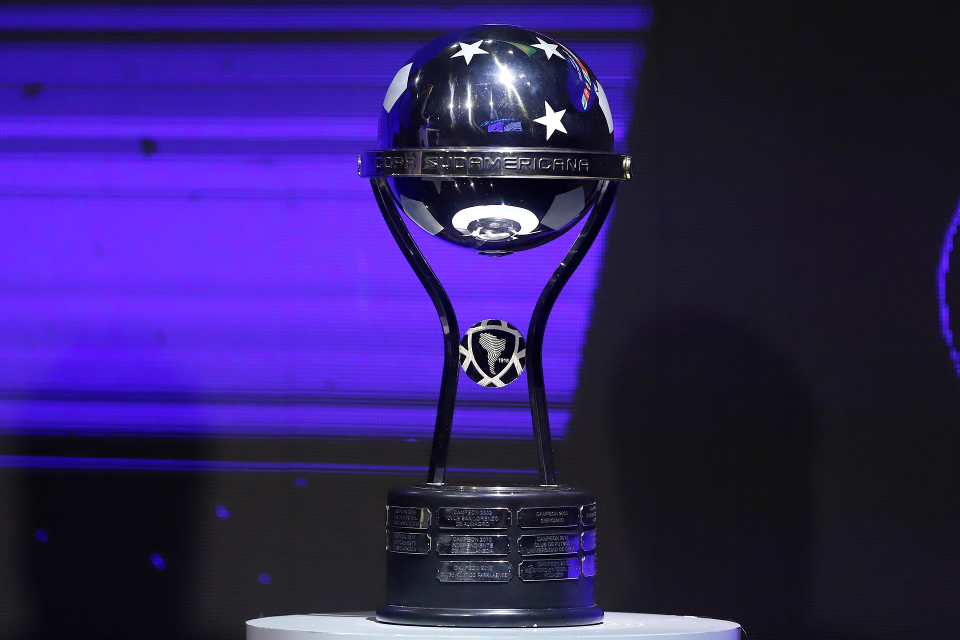 Fotografía de archivo del trofeo de la Copa Sudamericana. EFE/Nathalia Aguilar