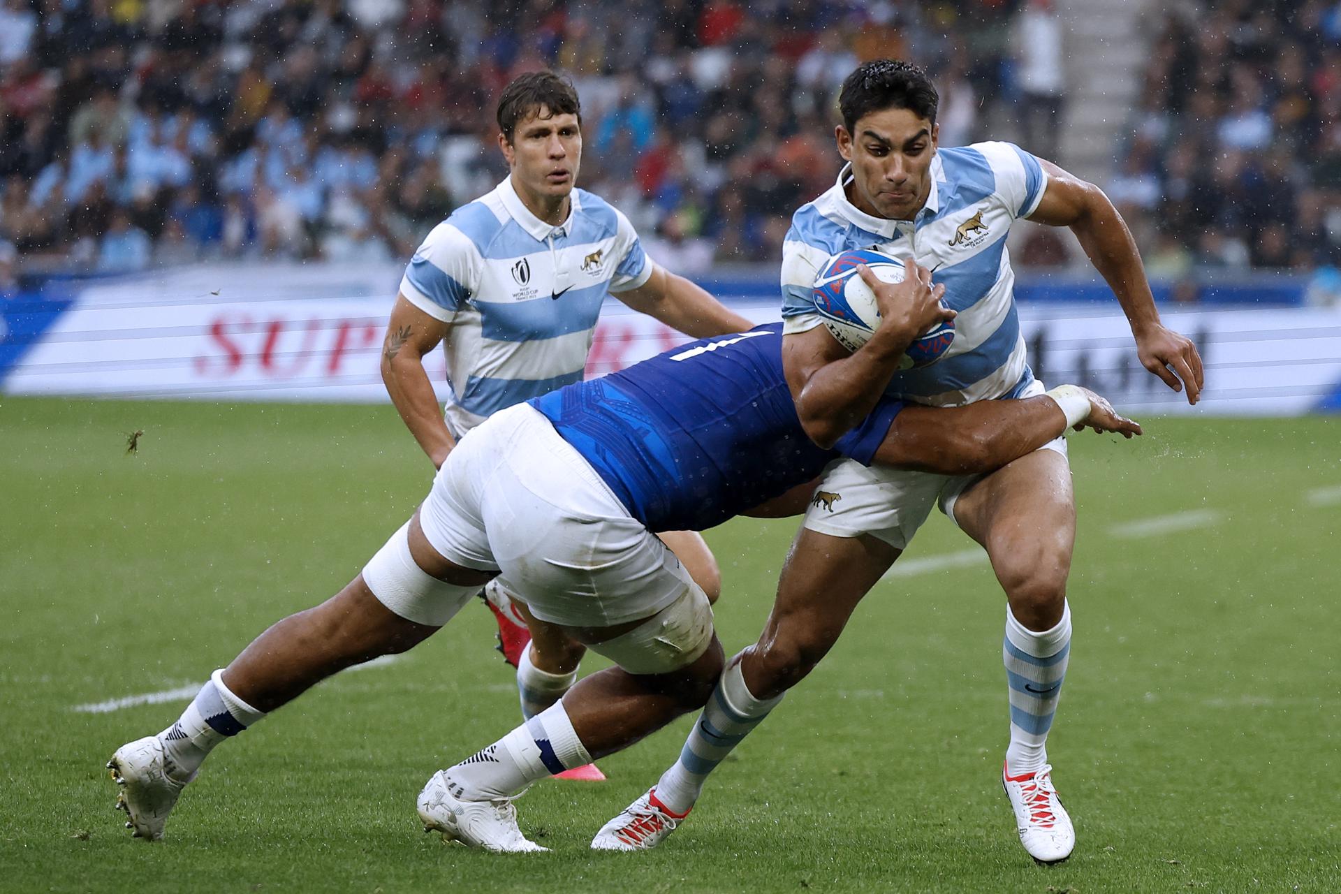 Argentina's Santiago Carreras (R) is tackled by Samoa's James Lay (L) during the Rugby World Cup Pool D match between Argentina and Samoa in Saint-Etienne, France, 22 September 2023. EFE-EPA/GUILLAUME HORCAJUELO
