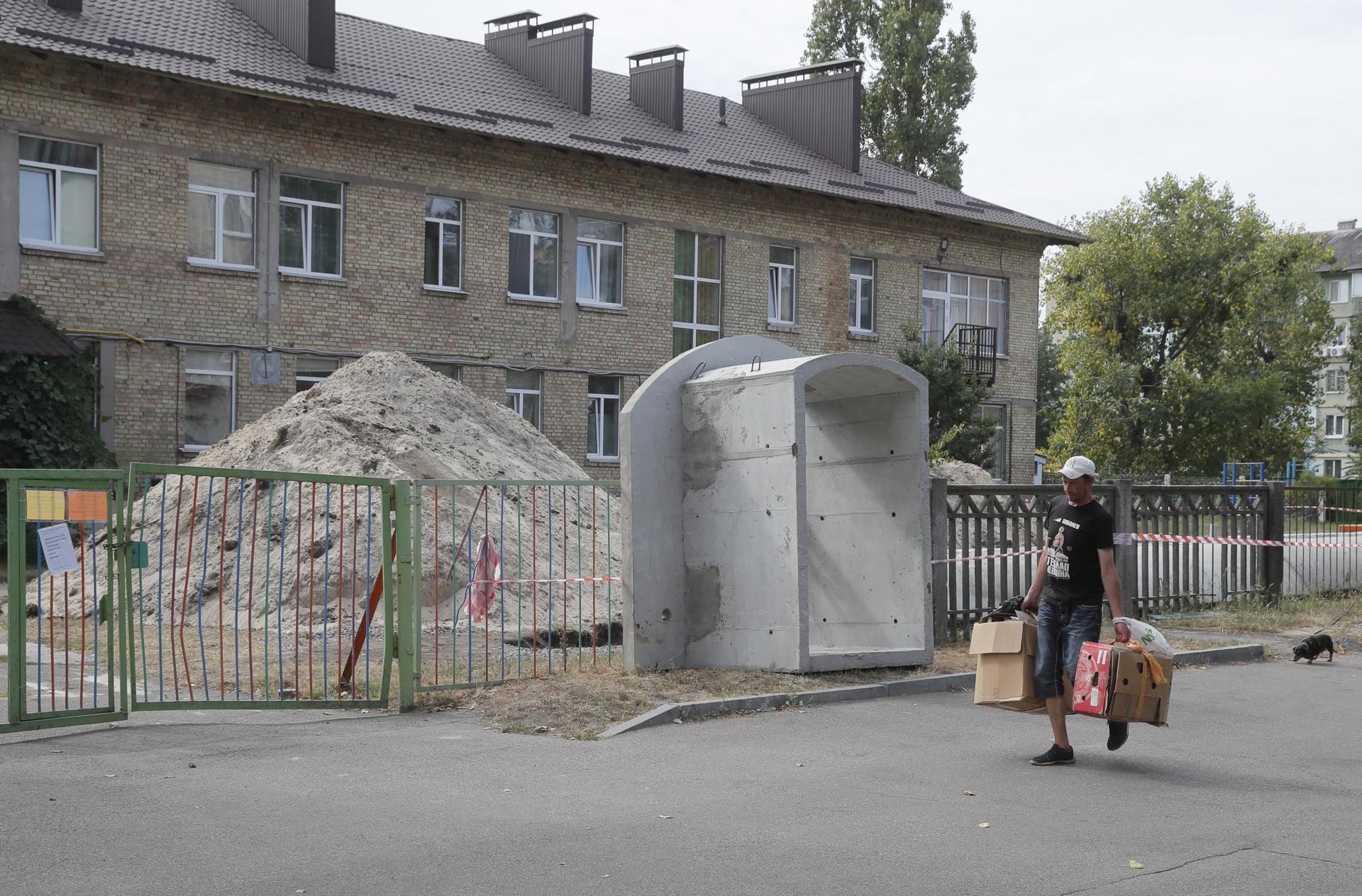 A bomb shelter construction outside of a kindergarten in Kyiv, Ukraine, 04 September 2023 amid the Russian invasion. EFE-EPA FILE/SERGEY DOLZHENKO
