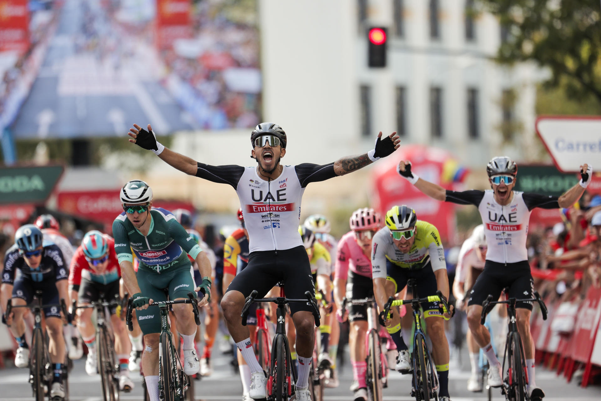 El colombiano Juan Sebastian Molano del UAE Team Emirates se impone venccedor de la 12ª etapa de la Vuelta Ciclista a España 2023, que se disputa este jueves entre Ólvega y Zaragoza, de 151 km de recorrido. EFE/ Manuel Bruque

