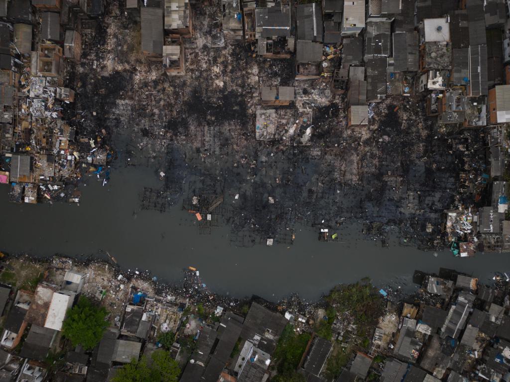 Fotografía aérea tomada con un dron de los restos tras un incendio de grandes proporciones que destruyó más de 100 viviendas de madera construidas sobre palafitas, hoy en Santos (Brasil). EFE/Isaac Fontana

