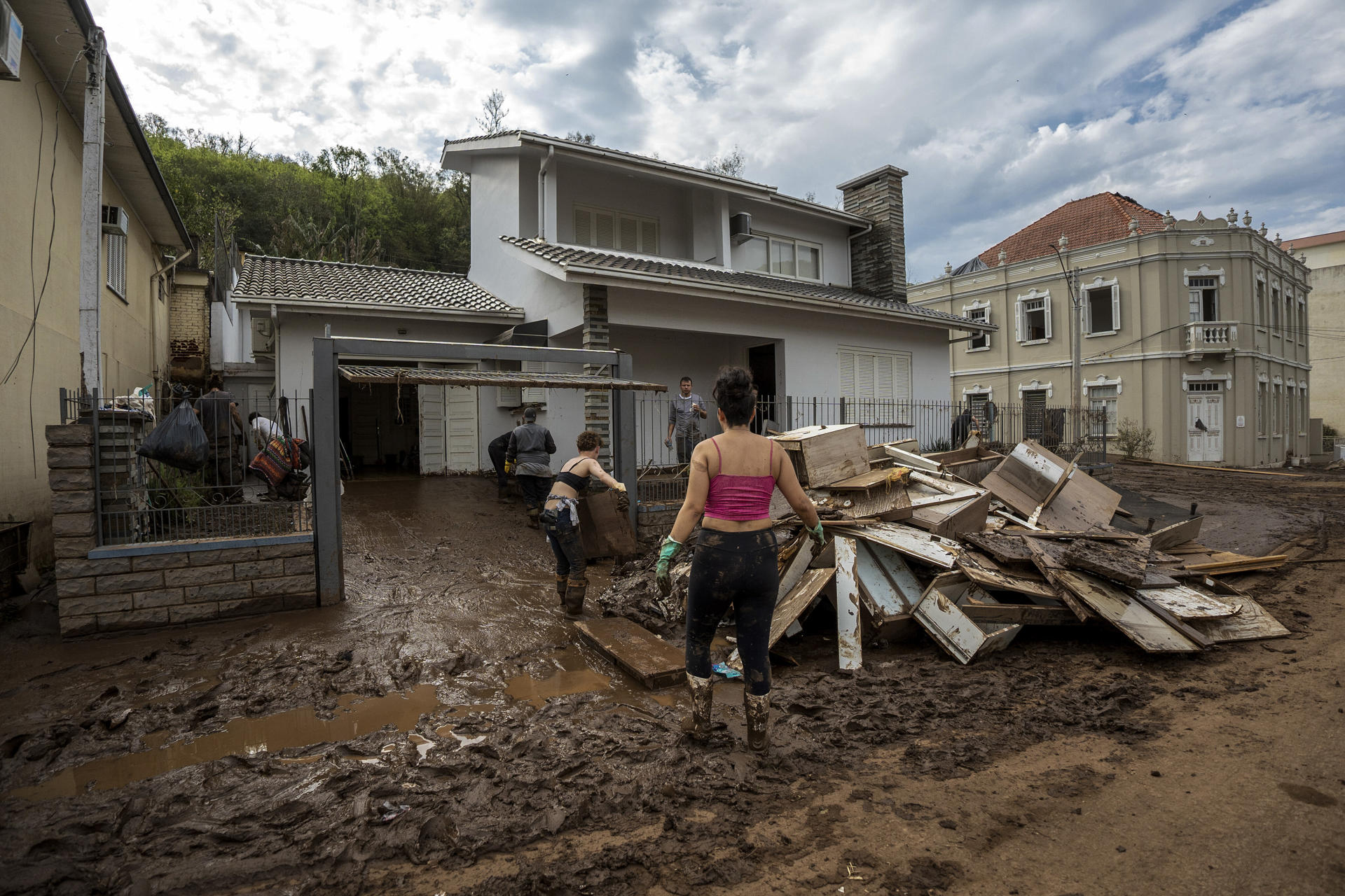 A handout photo made available by the Government of the state of Rio Grande do Sul that shows people gathering some items damaged by torrential rains, in Muçum, state of Rio Grande do Sul, Brazil, 07 September 2023. EFE/Mauricio Tonetto/Government of the State of Rio Grande Do Sul HANDOUT/ EDITORIAL USE ONLY/ONLY AVAILABLE TO ILLUSTRATE THE ACCOMPANYING NEWS (MANDATORY CREDIT)
