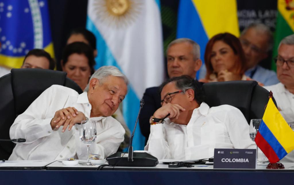 El presidente de México, Andrés Manuel López Obrador, habla este 9 de septiembre de 2023 con su similar de Colombia, Gustavo Petro, durante la Conferencia Latinoamericana y del Caribe sobre Drogas, en Cali (Colombia). EFE/ Ernesto Guzmán
