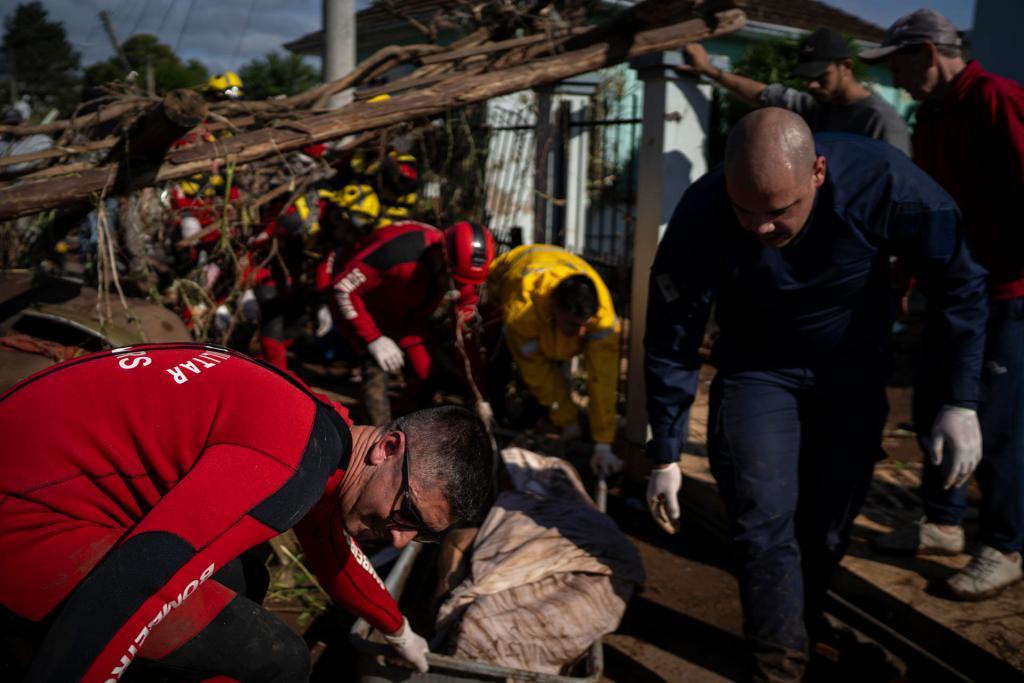 Elevan a 42 los muertos y a 25 los desaparecidos por las inundaciones en el sur de Brasil