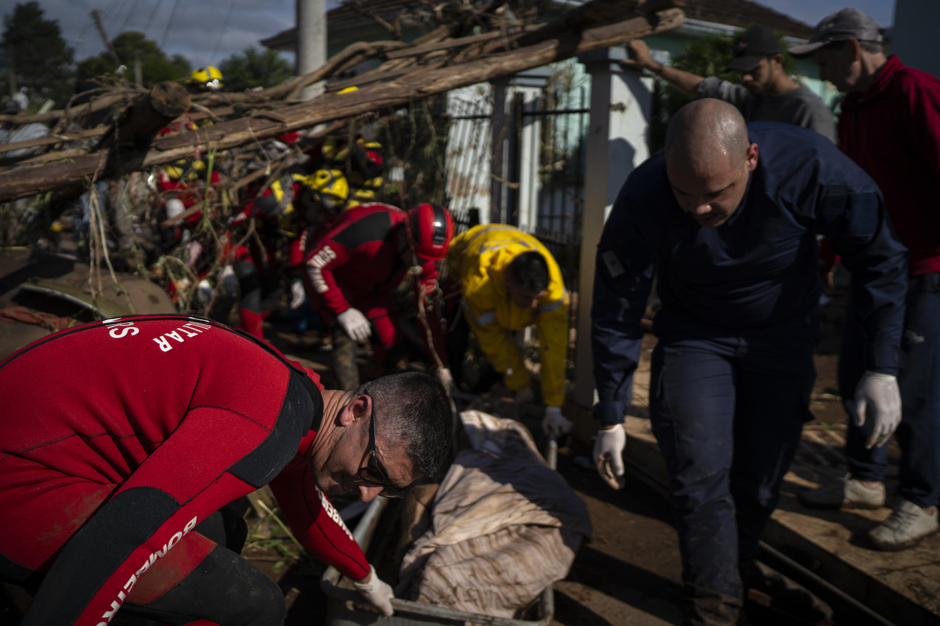 Bomberos retiran el cuerpo de una persona fallecida tras el paso de un ciclón extratropical, en Roca Sales, municipio de Rio Grande do Sul (Brasil). EFE/Daniel Marenco