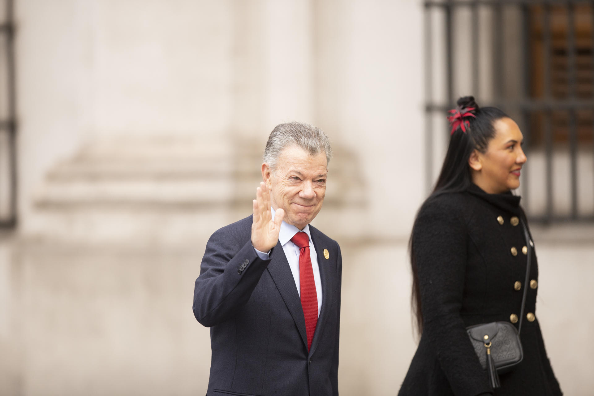 El expresidente de Colombia Juan Manuel Santos llega para participar en el acto oficial de la conmemoración de los 50 años del golpe de Estado, hoy, en el Palacio de La Moneda, en Santiago (Chile). EFE/ Adriana Thomasa