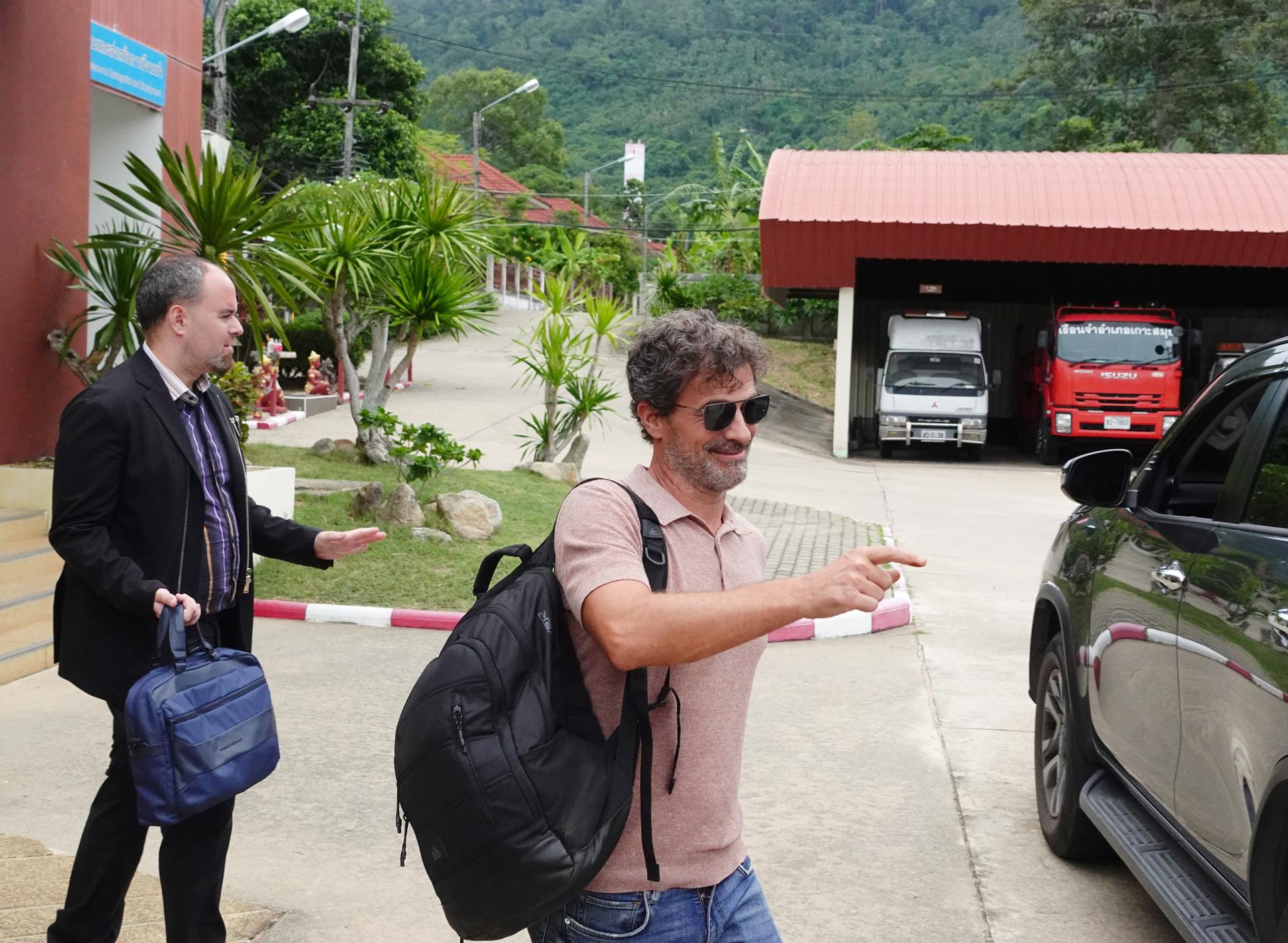Spanish actor Rodolfo Sancho (R), father of Spanish chef murder suspect Daniel Sancho Bronchalo, leaves after visiting his detained son at a prison on Koh Samui island, southern Thailand, 07 September 2023. EFE-EPA/SITTHIPONG CHAROENJAI