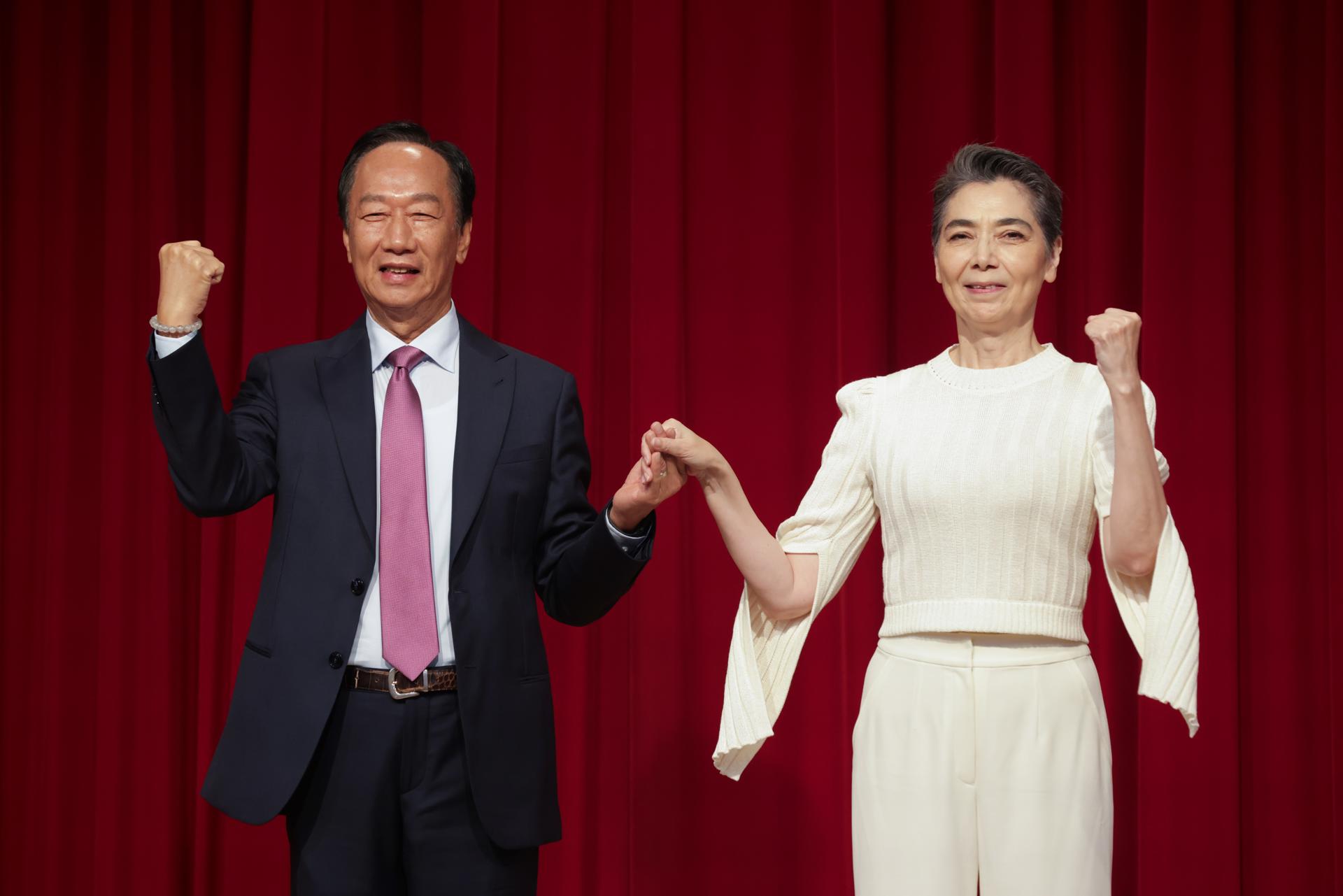 Foxconn founder Terry Gou (L) and running mate Lai Pei-hsia (Tammy) during a press conference in Taipei, Taiwan, 14 September 2023. EFE/EPA/RITCHIE B. TONGO

