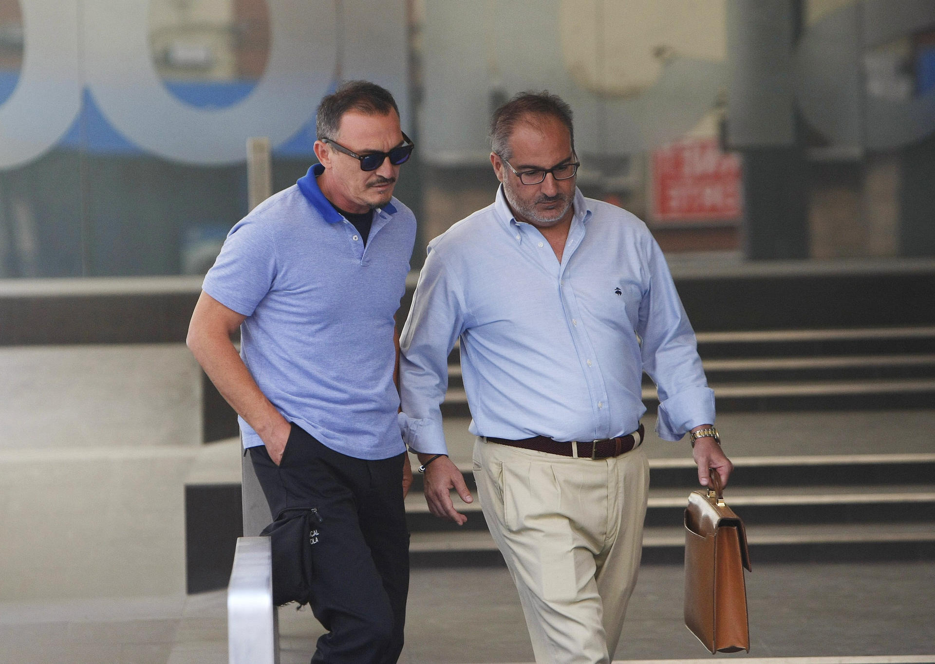 El jefe de la Policía Local de Santa Pola, José Miguel Zaragoza (i), acompañado de su abogado. EFE/MORELL/Archivo