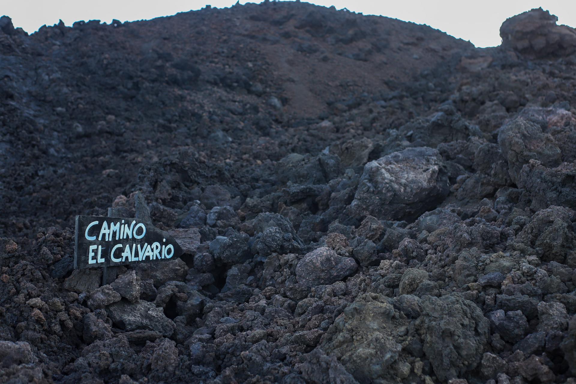 GRAFCAN6945. LOS LLANOS DE ARIDANE (LA PALMA) (ESPAÑA), 18/09/2023.-   Carteles colocados sobre la colada por los propietarios para "señalar" la ubicación de sus terrenos en mitad del campo de coladas de la erupción volcánica de la isla de La Palma, de la que mañana se cumplen dos años. EFE / Luis G Morera