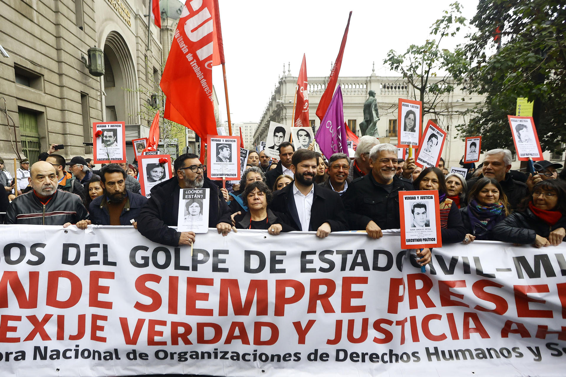 El presidente de Chile, Gabriel Boric, participa en una manifestación por los 50 años del golpe de estado contra el gobierno democrático de Salvador Allende, este 10 de spetiembre de 2023, en Santiago (Chile). EFE/ Karin Pozo