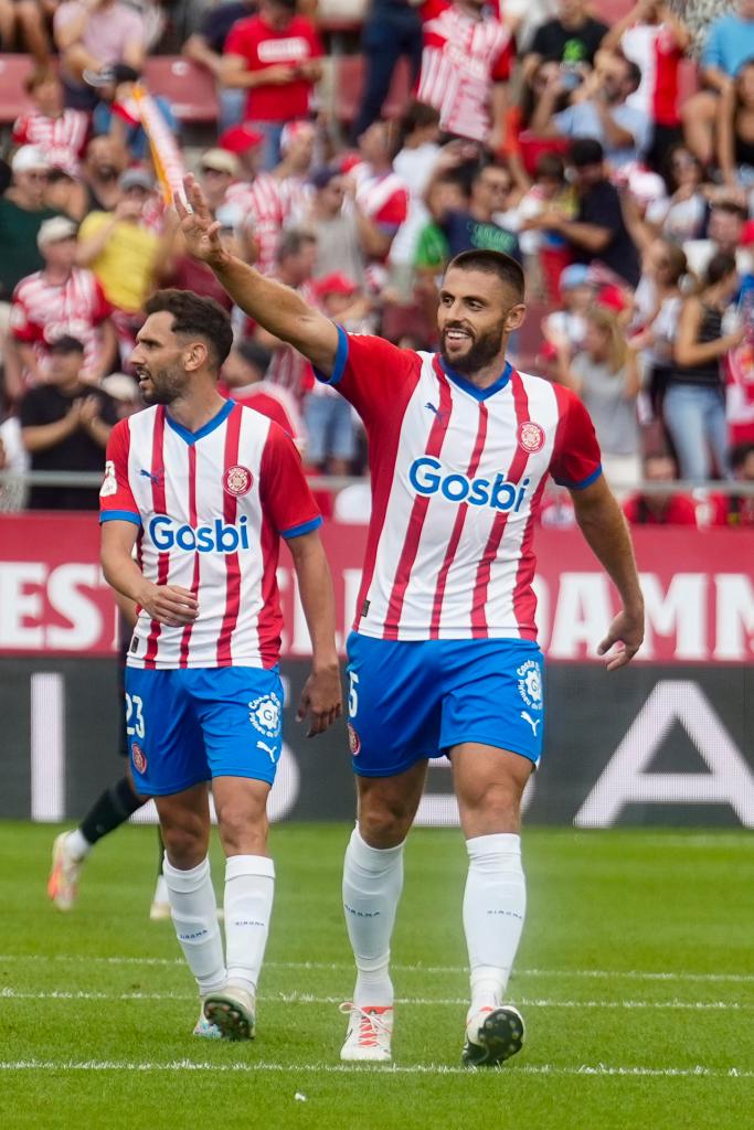 El defensa del Girona FC David López (d) celebra su gol durante el encuentro liguero, correspondiente a la jornada 6 que enfrentó a ambos equipos en el Estadi Montilivi en Girona, este sábado. EFE/ David Borrat

