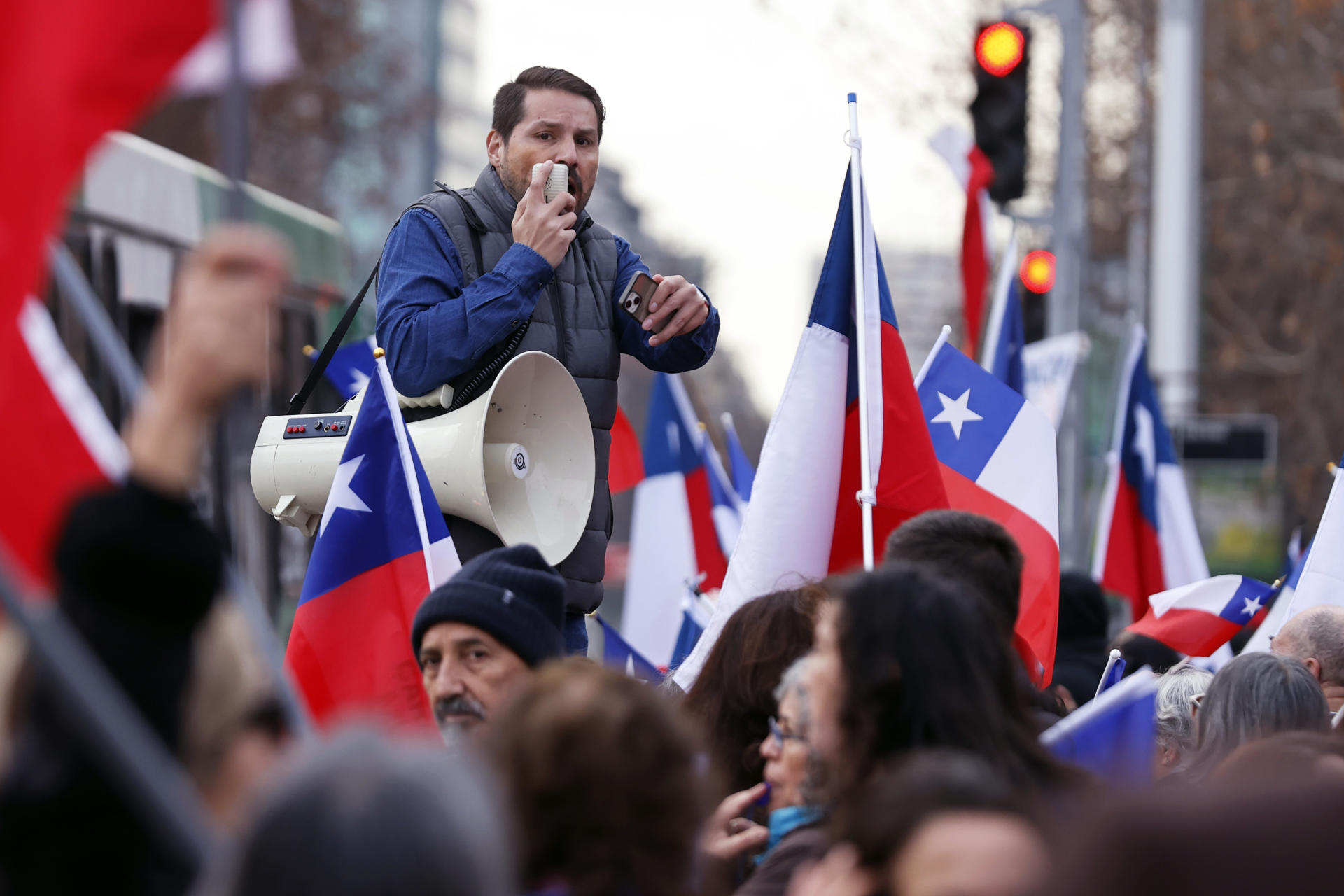Francisco Muñoz alias "Pancho Malo", líder del grupo "Team Patriota", habla durante una manifestación el 2 de septiembre de 2023, en Santiago (Chile)." EFE/ Elvis González