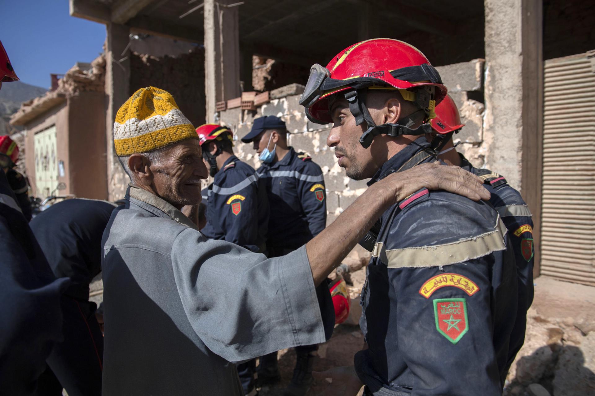 A man speaks with a member of the civil protection team as they prepare to recover bodies of victims from a collapsed building, Imi Ntala, Amizmiz, south of Marrakesh, Morocco, 13 September 2023. EFE/EPA/JALAL MORCHIDI