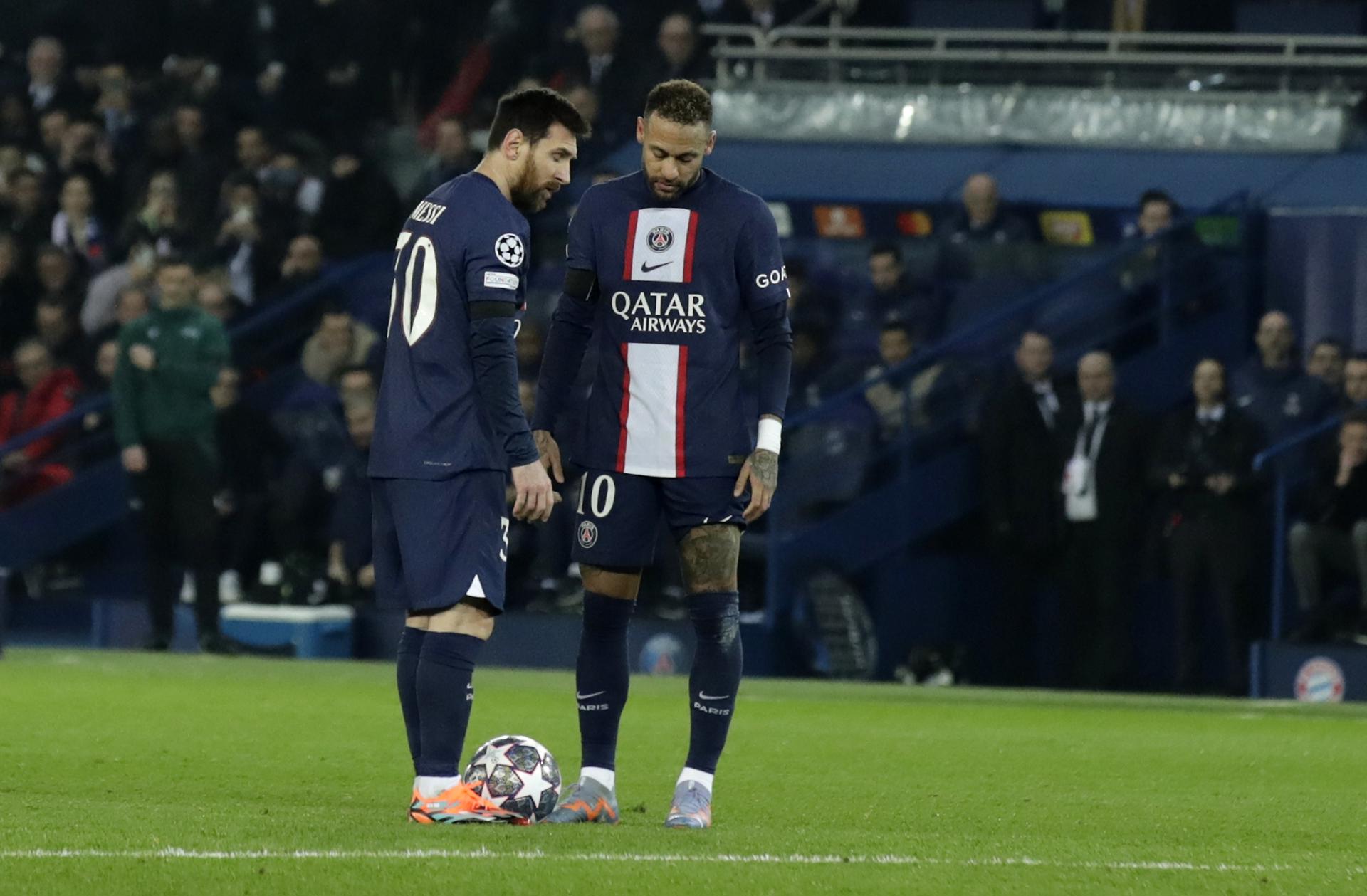 Los jugadoes Lionel Messi (i) y Neymar, durante su etapa en el PSG, en una fotografía de archivo. EFE/Teresa Suárez